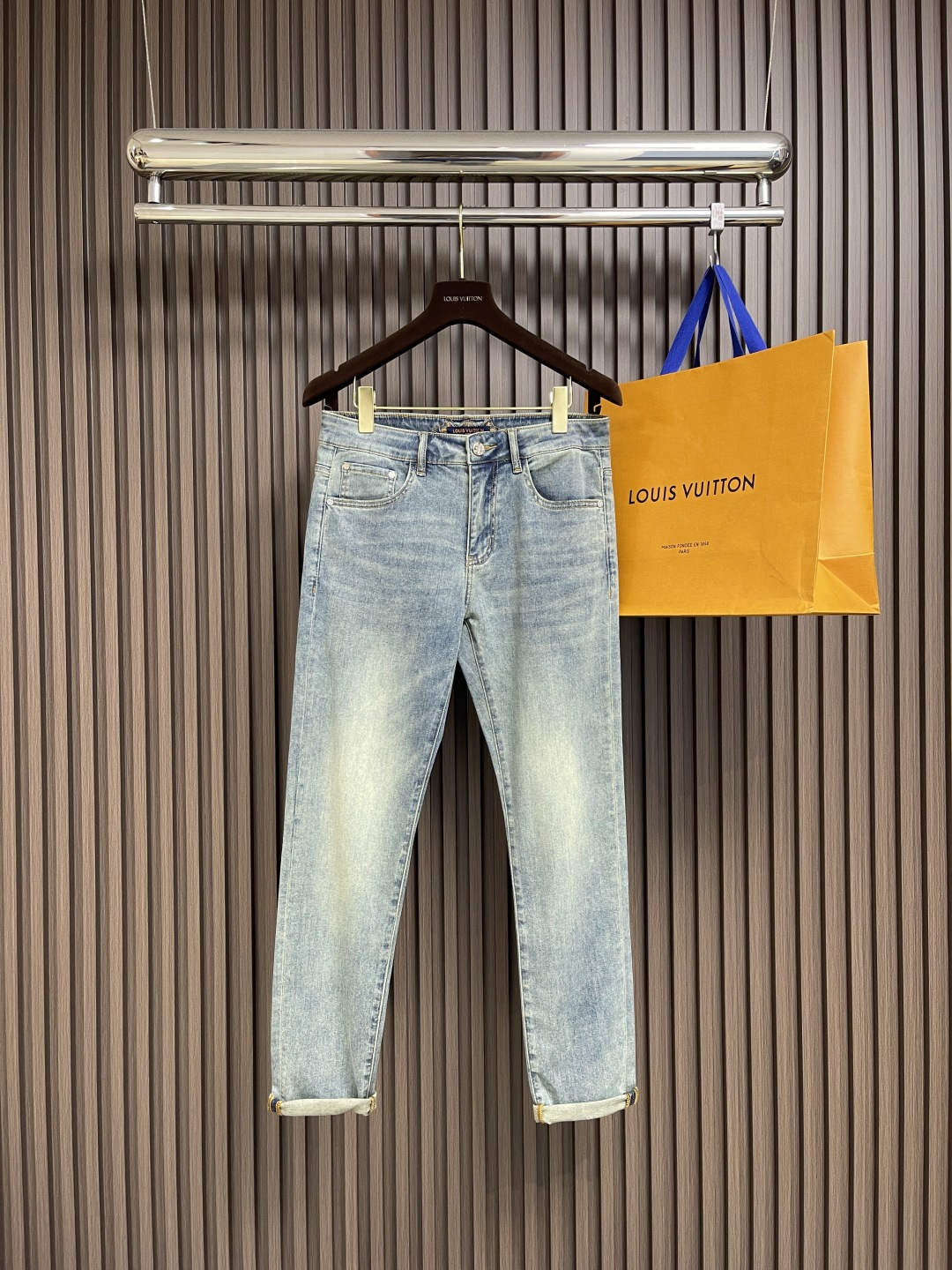 NO:126605,LV 2025ss' new rear bag logo embossed jeans, with its unique design concept, perfectly blends fashion and practicality, becoming a trendy item for unisex. It uses high-quality denim fabric and has been processed through special craftsmanship. The back bag presents a low-key and layered dark patterned pattern, which not only retains the classic charm of denim, but also adds a bit of delicateness and elegance. In terms of the layout design, it adopts loose straight cuts, which not only modifys the leg shape, but also gives the wearer a high degree of comfort and freedom. Whether it is simple or handsome, you can easily control a variety of styles and show your personality charm. Whether it is daily travel or outdoor adventure, this dark patterned denim can become your ideal choice, allowing you to stand out from the crowd and show your extraordinary taste. Size 28-38 35 37 37 , louis  vuitton, jeans,alexander wang19860909LV 2025ss新款后袋logo压花牛仔裤,以其独特的设计理念,完美融合了时尚与实用性,成为男女皆宜的潮流单品.采用高品质牛仔面料,经过特殊工艺处理,后袋呈现出低调而富有层次的暗纹花案,既保留了牛仔的经典韵味,又增添了几分细腻与雅致,版型设计上,它采用了宽松直筒的剪裁,不仅修饰腿型,还赋予穿着者极高的舒适度与自由度.无论是搭配简约,还是帅气,都能轻松驾驭多种风格,展现个性魅力.无论是日常出行,还是户外探险,这款暗纹花牛仔都能成为你的理想选择,让你在人群中脱颖而出,彰显不凡品味.尺码28-38 有35 无37,,louis vuitton,jeans,alexander wang,Men's clothing