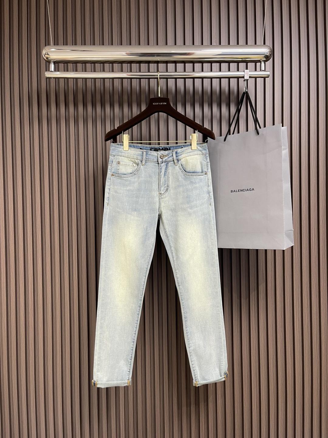 NO:126604,Fendi new jeans, customized imported denim fabric, excellent texture. Classic five-bag design, hardware logo design, original consistent hardware accessories, the details are the ultimate, the production is perfect. Size 28-38 35 37, fendi, jeans, alexander wang19860909Fendi 新款牛仔裤,订制进口丹宁布料,质感卓然.经典五袋设计,五金 logo标识设计,原厂一致五金辅料,细节做到极致,出品堪称完美.尺码28-38 有35 无37,,fendi,jeans,alexander wang,Men's clothing