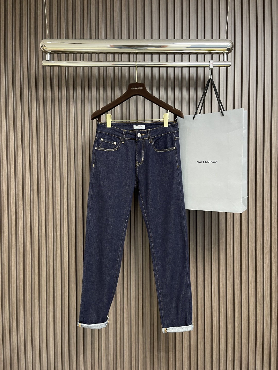 NO:126598,Moncler's new style of jeans, super versatile, palace-grade jeans, uses denim denim, and makes the fabric softer through environmentally friendly washing process. The fabric is slightly elastic and has a higher comfort. The inner edge is wrapped, engraved hardware buttons, leather cards, and wheat weaving accessories are all original products. Straight-tube style, not picky about the figure. Size 28-38 There are 35 No 37, christian louboutin, jeans, alexander wang19860909Moncler 新款牛仔裤,超级百搭、殿堂级的牛仔裤,采用丹宁牛仔布,通过环保洗水工艺使面料变得柔软,面料微弹,舒适度更高,内里包边,刻字五金纽扣、皮牌、织麦辅料全为原厂货.直筒版型,不挑身材.尺码28-38 有35 无37,,christian louboutin,jeans,alexander wang,Men's clothing