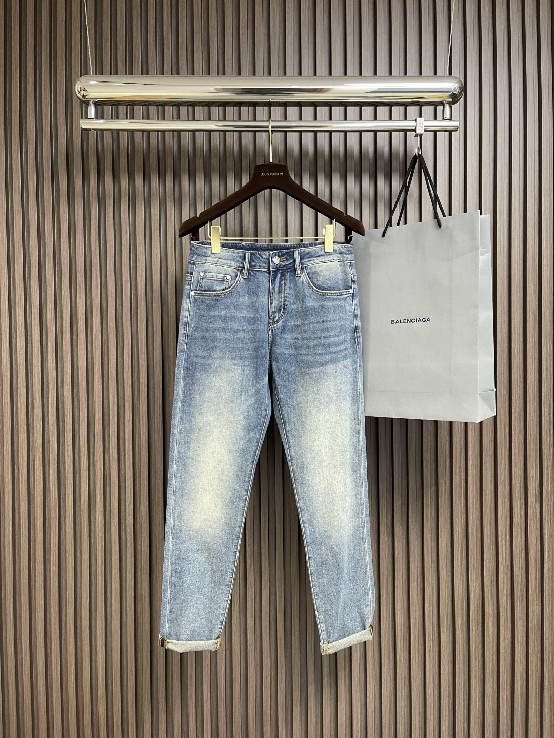 NO:126588,Versace Medusa series new jeans, using customer-supplied water-washed denim elastic fabric, Medusa gold-plated accessories are customized, which is super classy, ​​fashionable and trendy, simple and easy to match, so it has become one of the biggest selling points and is extremely cost-effective. Original original brand washing wheat, three-standard complete counter latest synchronous accessories, such a rich high-end jeans, absolutely fashionable, casual and versatile. Size 28-38, 35, 37, versace, versace, jeans, gold plating, alexander wang19860909Versace 范思哲美杜莎系列新款牛仔裤,采用客供水洗牛仔弹力面料,美杜莎镀金辅料订制,超显档次,时尚潮流简单易搭配因此已成为最大卖点之一而性价比又极高,原厂原标水洗麦 三标齐全专柜最新同步附料,这么一款丰富内练高端牛仔裤,绝对时尚休闲百搭款.尺码28-38 有35 无37,,versace,versace,jeans,gold plating,alexander wang,Men's clothing