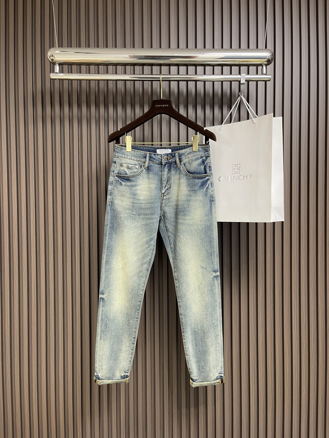 NO:126599,Valentino 2025SS early autumn new casual jeans, imported original elastic fabric, comfortable and elastic, original hardware and auxiliary decoration, super positive style, extremely high grade, full of vitality. Size 28-38 35 37, valentino, valentino, jeans, alexander wang19860909Valentino 华伦天奴 2025SS早秋新品休闲牛仔裤,进口原版弹力面料,舒适有弹性,原版五金辅料装饰,版型超正,档次极高,活力十足.尺码28-38 有35 无37,,valentino,valentino,jeans,alexander wang,Men's clothing