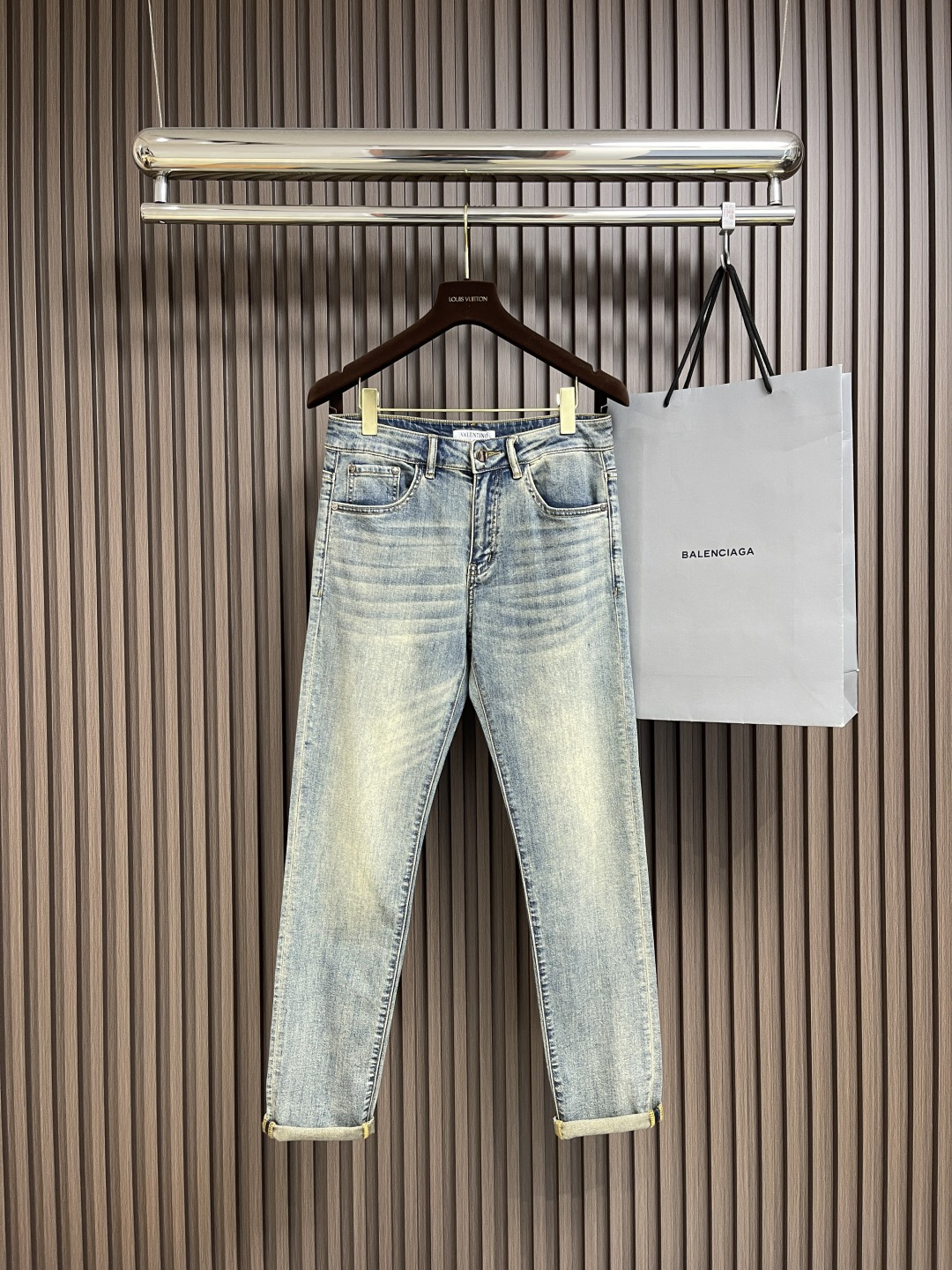 NO:126594,Valentino 2025SS early spring new casual jeans, imported original elastic fabric, comfortable and elastic, original hardware and auxiliary decoration, super positive style, extremely high grade, full of vitality. Size 28-38 35 37, valentino, valentino, jeans, alexander wang19860909Valentino 华伦天奴 2025SS早春新品休闲牛仔裤,进口原版弹力面料,舒适有弹性,原版五金辅料装饰,版型超正,档次极高,活力十足.尺码28-38 有35 无37,,valentino,valentino,jeans,alexander wang,Men's clothing