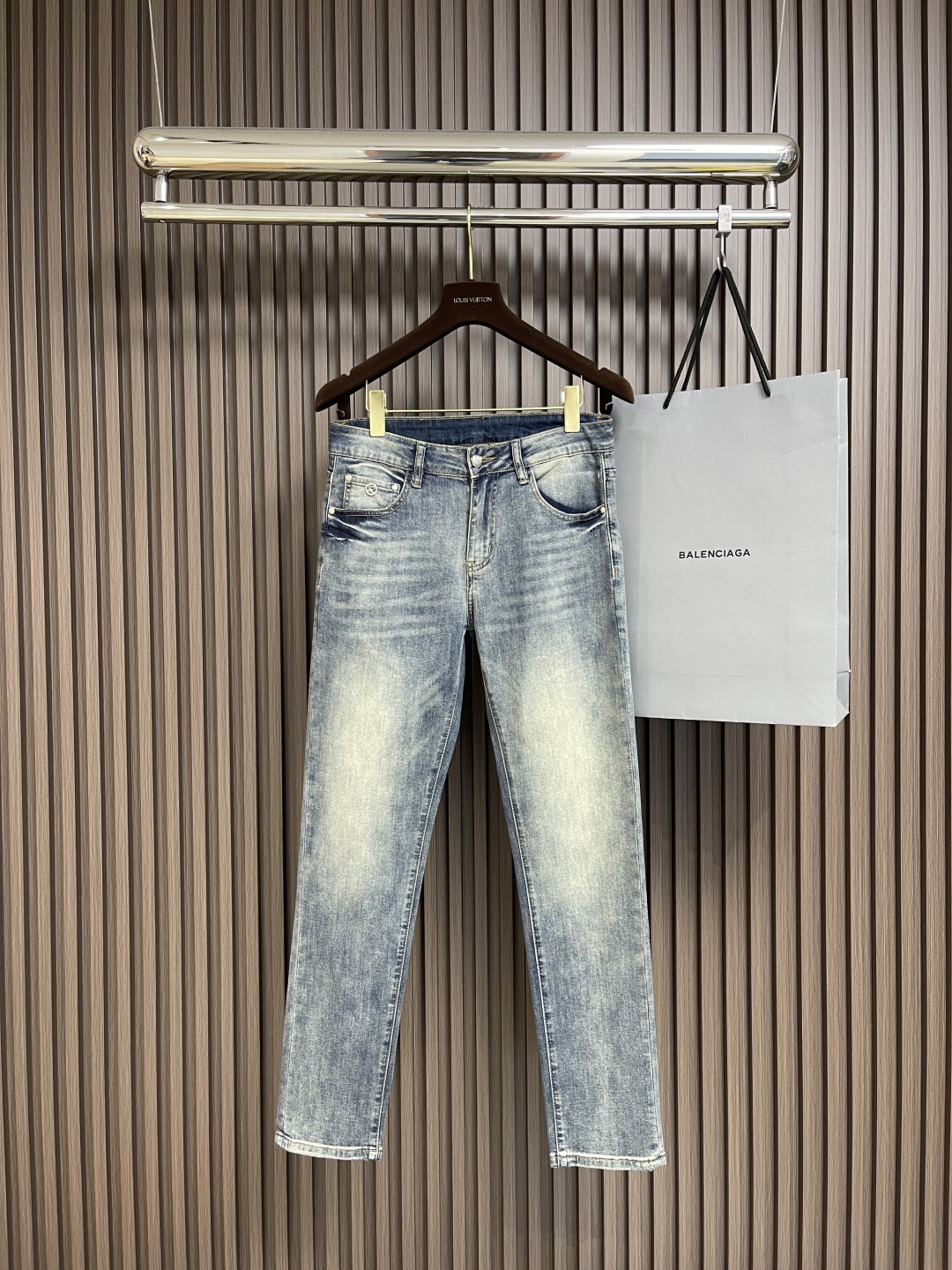 NO:126590,PP skull jeans, three-dimensional cut slim pants, not covered with leg style, very good grasp and craftsmanship, the fabric is made of pure cotton denim fabric, no addition, retains the comfort of that cotton, is strong enough, and is of quality than ordinary soft denim fabrics. Size 28-38, 35, no 37,, jeans, alexander wang19860909PP 骷髅头牛仔裤,立体裁剪显瘦裤型,不包腿版型,把握和工艺上做的非常好,面料采用纯棉牛仔布料 无添加,保留了那份棉的舒适度,够挺,比一般软塌的牛仔面料有品质.尺码28-38 有35 无37,,jeans,alexander wang,Men's clothing