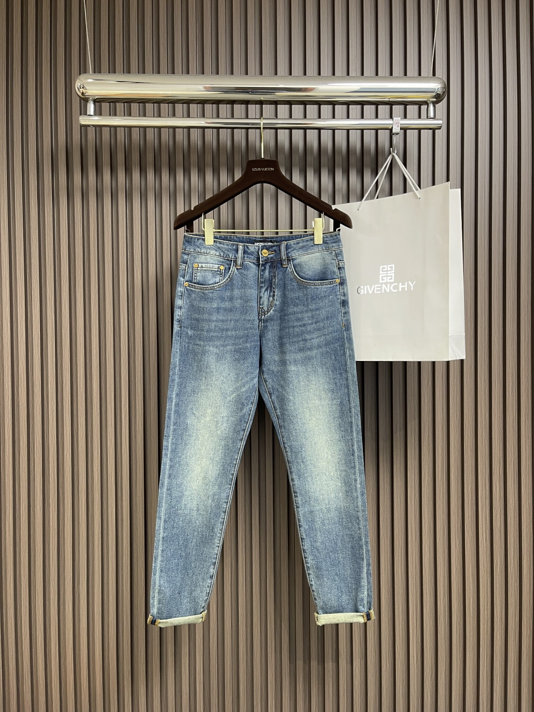 NO:126586,EA 2025SS water-washed casual jeans, imported original washing elastic fabric, comfortable and elastic, original hardware and auxiliary decorative logo, super positive style, extremely high grade, fashionable and stylish upper body. Size 28-38, 35, no 37,, jeans, alexander wang19860909EA 2025SS水洗休闲牛仔裤,进口原版水洗弹力面料,舒适有弹性,原版五金辅料装饰logo,版型超正,档次极高,上身时尚有型.尺码28-38 有35 无37,,jeans,alexander wang,Men's clothing
