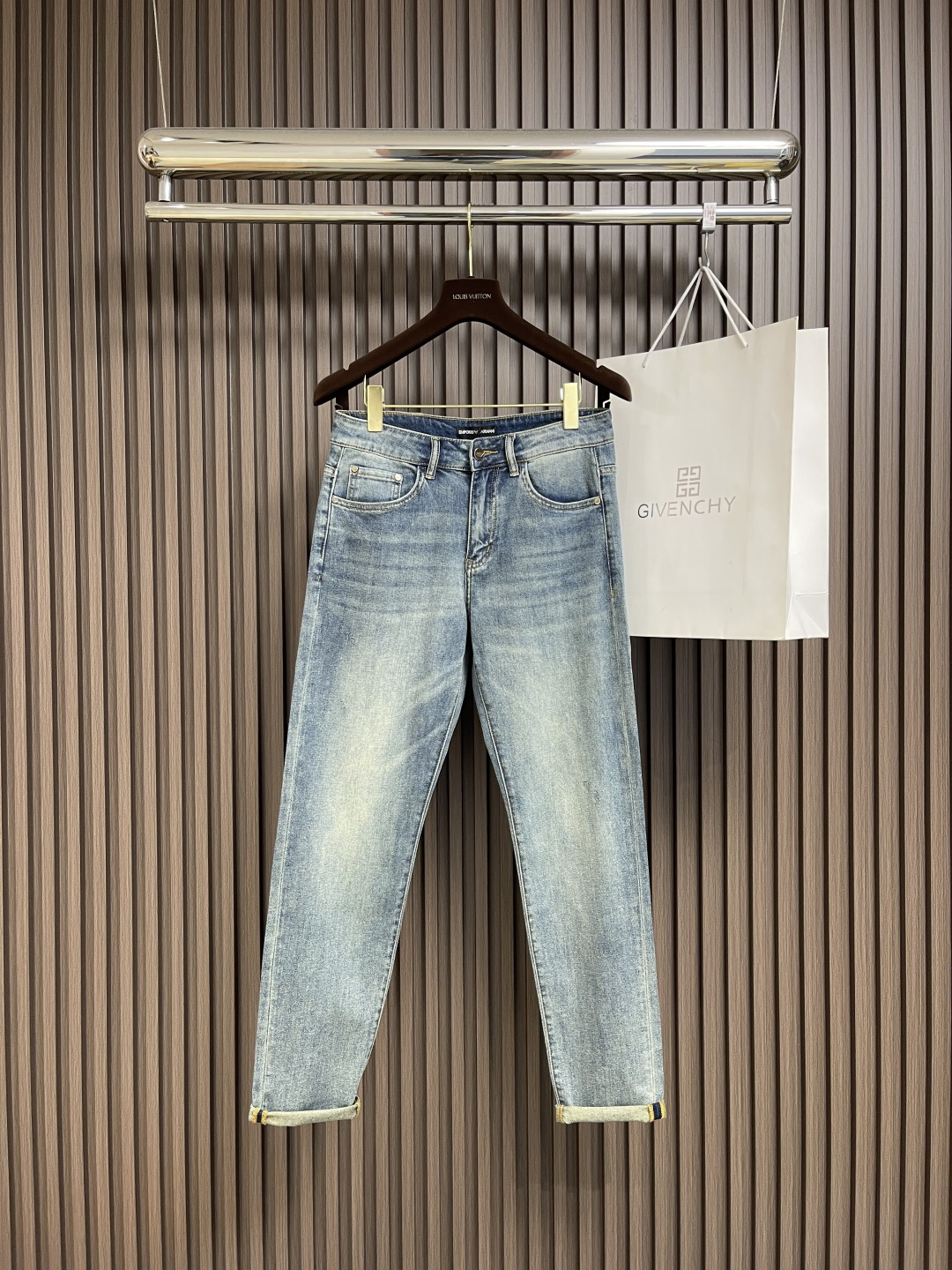 NO:126597,EA 2025SS water-washed casual jeans, imported original washing elastic fabric, comfortable and elastic, original hardware and auxiliary decorative logo, super positive style, extremely high grade, fashionable and stylish upper body. Size 28-38, 35, no 37,, jeans, alexander wang19860909EA 2025SS水洗休闲牛仔裤,进口原版水洗弹力面料,舒适有弹性,原版五金辅料装饰logo,版型超正,档次极高,上身时尚有型.尺码28-38 有35 无37,,jeans,alexander wang,Men's clothing