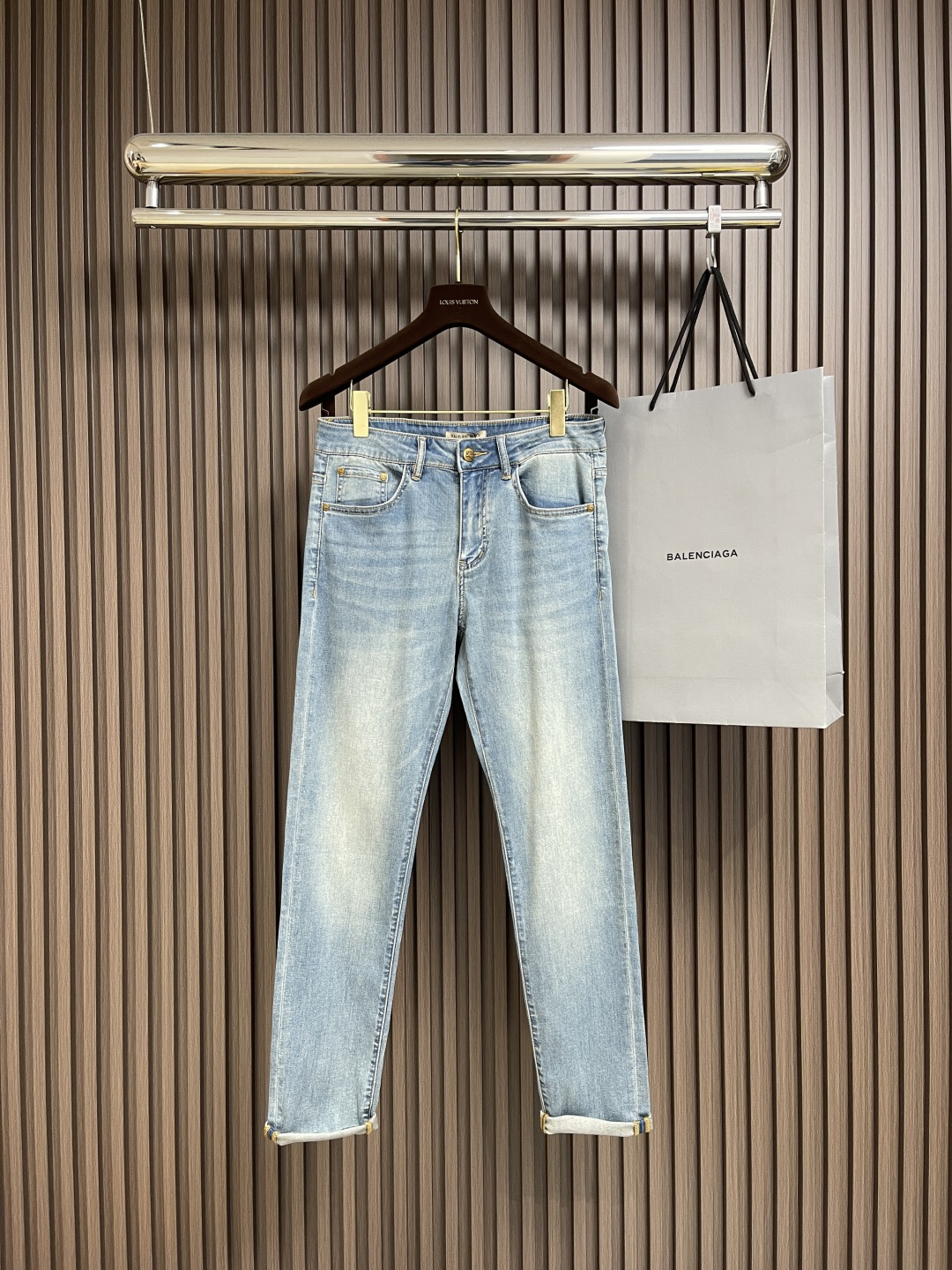 NO:126596,Burberry 2025ss new rear bag TB logo jeans, classic original flavor medium blue, versatile style worn cat whiskers, customer supply original hardware, comparable to counter details, perfect version pure and must-have for early spring Size 28-38 There are 35 No 37, burberry, jeans, alexander wang19860909Burberry 2025ss新款后袋TB标识牛仔裤,经典原味中蓝色,百搭好款磨破猫须,客供原厂五金,媲美专柜细节,完美版型纯正早春必入款 尺码28-38 有35 无37,,burberry,jeans,alexander wang,Men's clothing