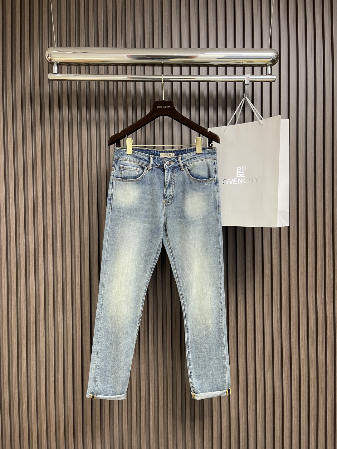 NO:126603,Burberry 2025ss new rear bag TB logo jeans, classic original flavor medium blue, versatile style, worn cat whiskers, customer supply original hardware, comparable to counter details, perfect version pure early spring must-have. Size 28-38, 35, no 37,,burberry,jeans,alexander wang19860909Burberry 2025ss新款后袋TB标识牛仔裤,经典原味中蓝色,百搭好款磨破猫须,客供原厂五金,媲美专柜细节,完美版型纯正早春必入款 .尺码28-38 有35 无37,,burberry,jeans,alexander wang,Men's clothing