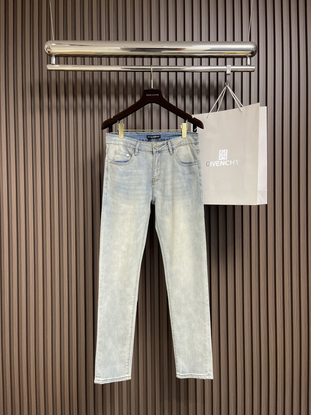 NO:126601,DG 2025SS early spring latest men's straight jeans, the fabric has superior elasticity, strong bones and bones, no tightness on the upper body, excellent experience, wonderful, the metal accessories on the trousers are invincible in luxury, custom-made open mold engraving brand letter copper buckle metal style, each style needs to be customized independently, the cost and machine is expensive, and the metal accessories engraving electroplating is made of, the glossy SSS  level, the high level is shocking, demonstrating the extraordinary and superb craftsmanship, pleasing to the eye, while enriching the vision, it also greatly demonstrates the brand's sense of high quality, the details are handled in place, and the gold content is a magic pants!  The style is first-class, and the hip lifting is excellent in slimming. It can sweep the wardrobe with any top matching. It has extensive compatibility and is both business commuting and casual. It is satisfied with various daily outfits. It has a full upper body style, an invincible universal versatile pants, a must-have for fabric control and quality control. Size 28-38, 35, 37, Dolce & Gabbana, jeans, alexander wang19860909DG 2025SS早春最新款男士直筒牛仔裤,面料自带优越的弹力,筋骨感很强,上身毫无紧绷感,体验感极好,妙不可言,裤身上面的金属辅件奢华感无敌,定制开模刻字品牌字母铜扣金属样式,每一个样式都需独立开模定制,造价成本机器昂贵,金属辅件刻字电镀打造制成,光泽感SSS 级别,水准之高令人震撼,彰显了非凡高超的匠心工艺,赏心悦目,在丰富视觉的同时也极大彰显了品牌的高级感,细节处理相当到位,含金量十足的一款神裤！版型剪裁一流,提臀修身显瘦效果极佳,可横扫衣橱任何的上装搭配,兼容性广泛,商务通勤休闲兼备,满足于日常各种穿搭,上身型款十足,无敌的万能百搭裤,面料控、品相控必入的一款神级裤王.尺码28-38 有35 无37,,Dolce&Gabbana,jeans,alexander wang,Men's clothing