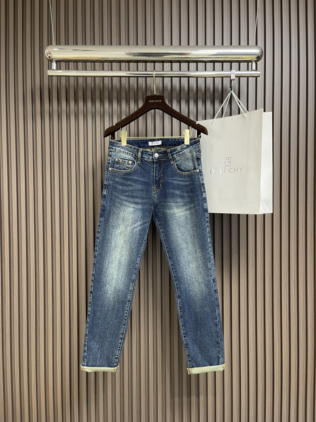 NO:126595,Loewe 2025SS early spring new jeans, three-dimensional slim-fitting cutting technology, more suitable for Asian body shape! Imported hardware accessories, the buttons at the details are engraved with brand logos, the denim fabric has been washed many times, and the back waist calfskin waist brand is perfectly detailed! The details are perfect and vivid! The details are so awesome, pure cotton denim fabric, the wash is correct in color, the texture is indescribable, comfortable to touch, and the upper body is more conducive to shaping, and the temperament is highly skin-friendly, and it is stress-free when worn directly close to the body. The moderate thickness retains the wear resistance and breathability of the jeans. The inner part is also strictly selected for skin-friendly cotton and pocket cloth. The whole pants have a strong visual effect, delicate workmanship, first-class quality. Size 28-38 35  No 37, loewe, jeans, cowhide, alexander wang19860909Loewe 2025SS早春新款牛仔裤,立体修身裁剪工艺,更贴合亚洲人体型! 进口全五金辅料,细节处纽扣均刻有品牌logo ,为牛仔本布经过多次洗水工艺,后腰小牛皮腰牌.标细节完美量现栩栩如生! 细节做到极致便是牛逼 ,纯棉牛仔面料,水洗颜色正,纹理质感不可言喻 触感舒适上身更利于塑形,气质体现 亲肤性极强,直接贴身穿无压力 适中厚度保留了牛仔裤的耐磨性和透气性 内里同样严选亲肤棉料和口袋布 .整条裤子具有极强的视觉效果,以及细腻的做工,品质一流.尺码28-38 有35 无37,,loewe,jeans,cowhide,alexander wang,Men's clothing