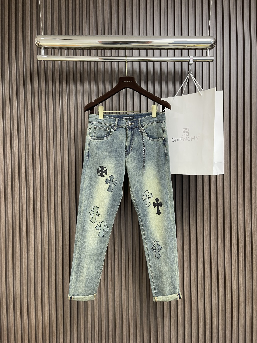 NO:126593,chrome hearts CH Sanskrit leather cross jeans, different washable styles, very friendly to those with thin legs, thick legs, straight styles are very modified, medium length, easy to match, easy and casual, various styles of styling, essential styles in the wardrobe!  The fabric is hard and has the effect of softness without losing texture on the upper body. The washing process is even more perfect, and it is a must-have for everyone!  Size 28-38 There are 35 No 37, Chrome hearts, Chrome hearts, jeans, alexander wang19860909chrome hearts CH 克罗心 梵文皮标十字架牛仔裤,不同水洗质感的款式,对腿细腿粗人士十分友好,直筒的版型十分修饰腿型 永不过时的适中长度,搭配起来轻松随意,各种风格的造型基础,衣橱中的必备款！面料硬挺的同时又做到了上身柔软而不失质感的效果,洗水工艺更是做到了极致,人手必备款！尺码28-38 有35 无37,,chrome hearts,chrome hearts,jeans,alexander wang,Men's clothing