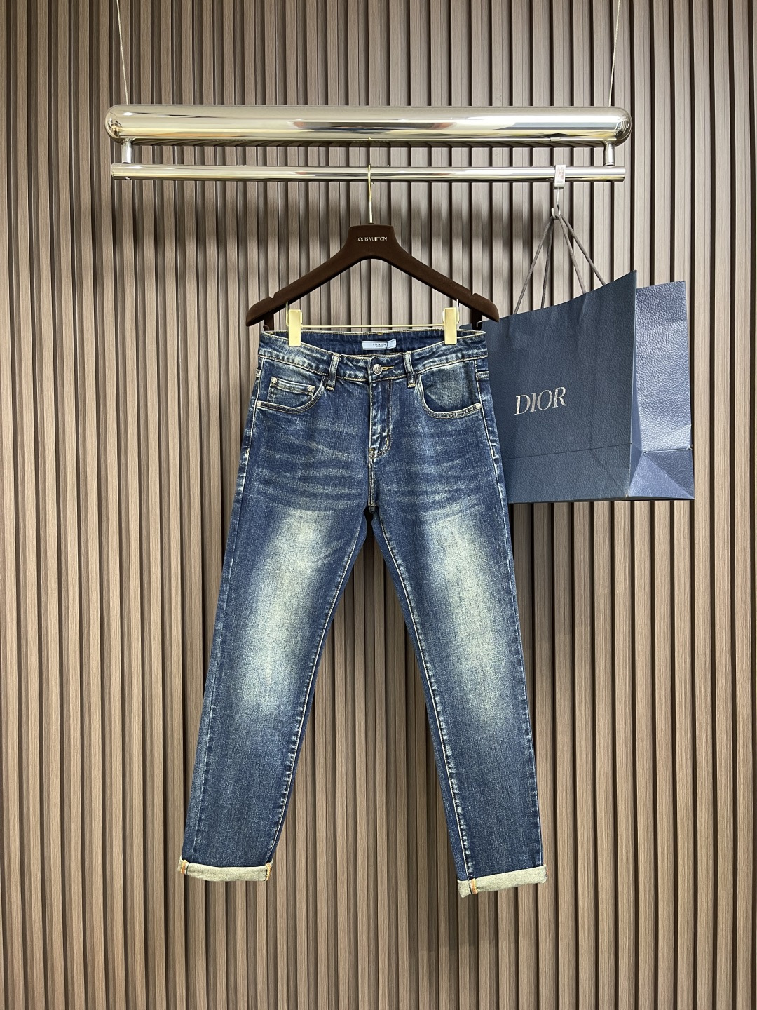 NO:126602,prada triangle-shaped pocket jeans, classic five-bag pants, customer-supplied tannin, thin material and soft texture, extremely slight elasticity in horizontal direction, moderately washed, light denim blue, very clean and solid color!  It is matched with a light-colored top. It can create a fashionable look with the same style, control various occasions, customize auxiliary materials, complete three standards, the same style for men and women!  Size 28-38 35 No 37, prada, jeans, alexander wang19860909prada 三角标口袋牛仔裤,经典的五袋裤,客供的丹宁,料薄且质软,横向极微弹力,中度水洗,浅浅的牛仔蓝,非常干净纯色！跟浅色上衣配一脸.能与同款搭配营造时尚造型,驾驭各种场合,定制辅料,三标齐全,男女同款！尺码28-38 有35 无37,,prada,jeans,alexander wang,Men's clothing