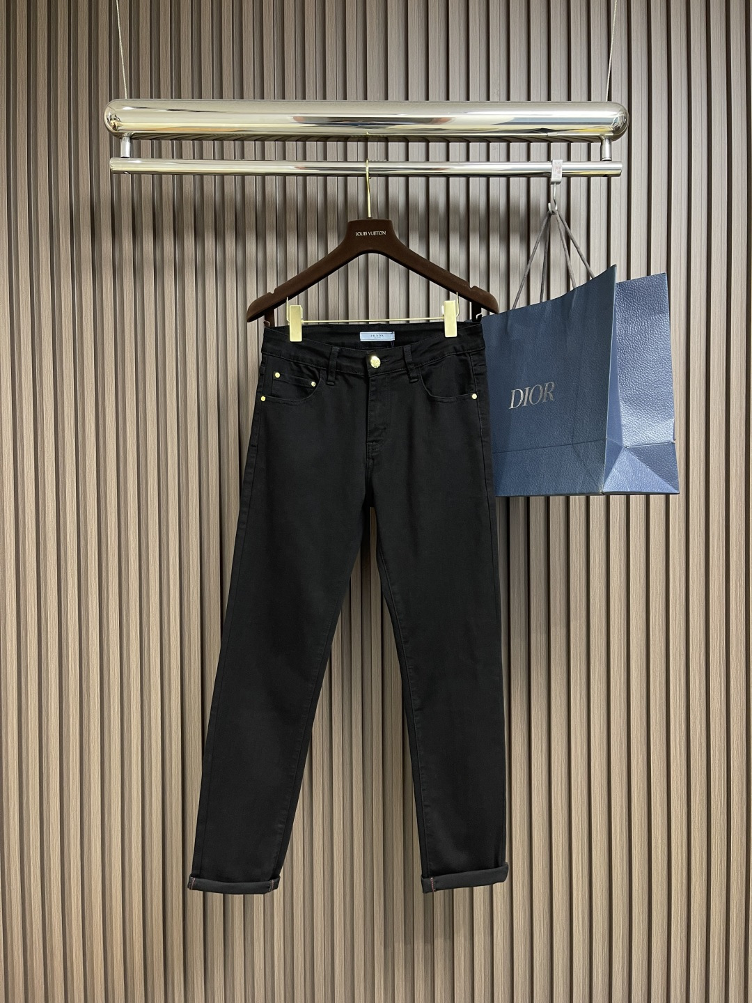 NO:126600,Prada 2025SS Early Spring Men's New Jeans, Classic Commuter Jeans, Classic Commuter Jeans Style, It will be very handsome no matter how you match it. It uses pure cotton denim, slightly elastic, soft and comfortable, and does not have the feeling of tightness and discomfort when worn. The effect of washing the pants is even more wonderful. This washing effect requires multiple weights to achieve. Hardware accessories are also high-end, and it is also a piece full of gorgeous style and details that can demonstrate the quality of the big brand. Super versatile and basic style is one of them!  Size 28-38 35 No 37, prada, jeans, alexander wang19860909Prada 2025SS早春男士新款牛仔裤,经典舒适百搭基础通勤牛仔裤款 怎么搭配都会很帅气 采用纯棉牛仔布 微弹柔软舒适 穿起来完全没有那种紧绷不舒服感受 裤子水洗的效果更是绝妙 这样的水洗效果是要经过多重才能达到 五金配件也是高配,更是一件充满了华丽气派、细节都能彰显大牌的品质感.超百搭基本款人手一条！尺码28-38 有35 无37,,prada,jeans,alexander wang,Men's clothing