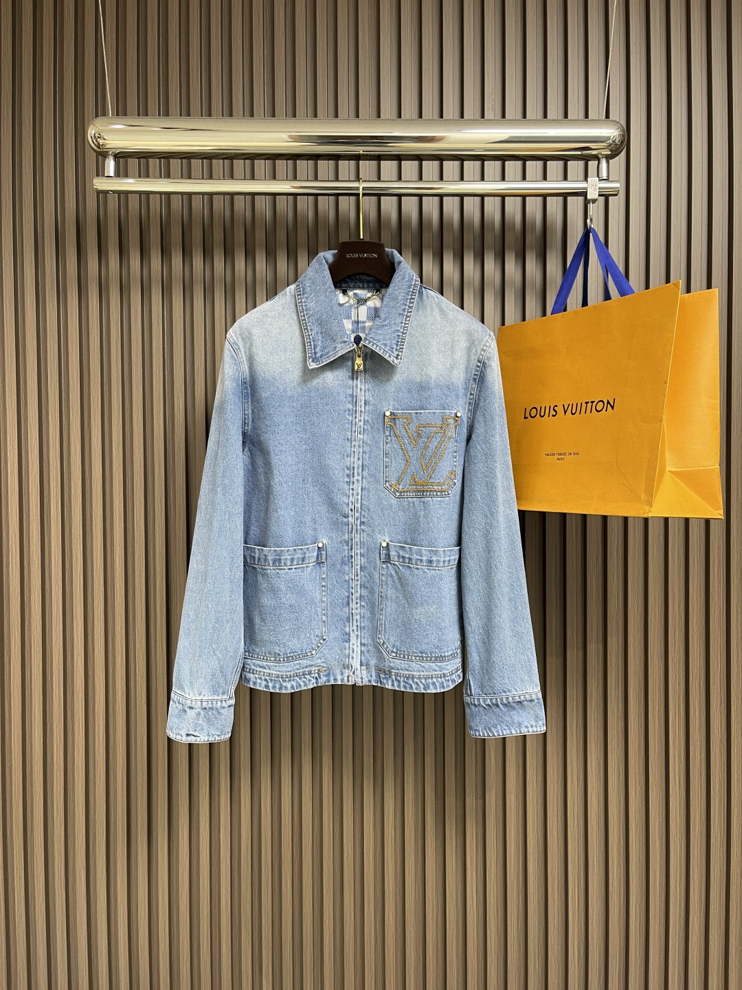 NO:127754,LV 2025ss new style wash light-colored denim jacket, this workwear zipper denim is made of delicate cotton, and uses washing technology to create a lightweight effect, making it a warm and lightweight choice. Embroidered breast pockets and rear nubby leather IV patches highlight exquisite details, pearlescent buttons and rivets add Dandy style. Standard version, cotton, Yuke is equipped with damier lining, hidden zipper front closure, pearlescent buttons at cuffs are equipped with aging base, pearlescent rivets are equipped with aging base. Size S-XL,,louis vuitton, jackets & coats,alexander wang19860909LV 2025ss新款 水洗浅色牛仔外套,本款工装拉链牛仔取材细腻棉布,以水洗工艺营造轻微做旧效果,成就温暖时节的轻盈之选. 刺绣胸袋和后部正绒面革 Iv贴饰彰显考究细节,珠光纽扣和铆钉再添丹迪格调.标准版型,棉,育克配有 damier 内衬,隐藏式拉链前襟,袖口珠光纽扣配有做旧底座,珠光铆钉配有做旧底座.尺码S-XL,,louis vuitton,jackets & coats,alexander wang,Men's clothing