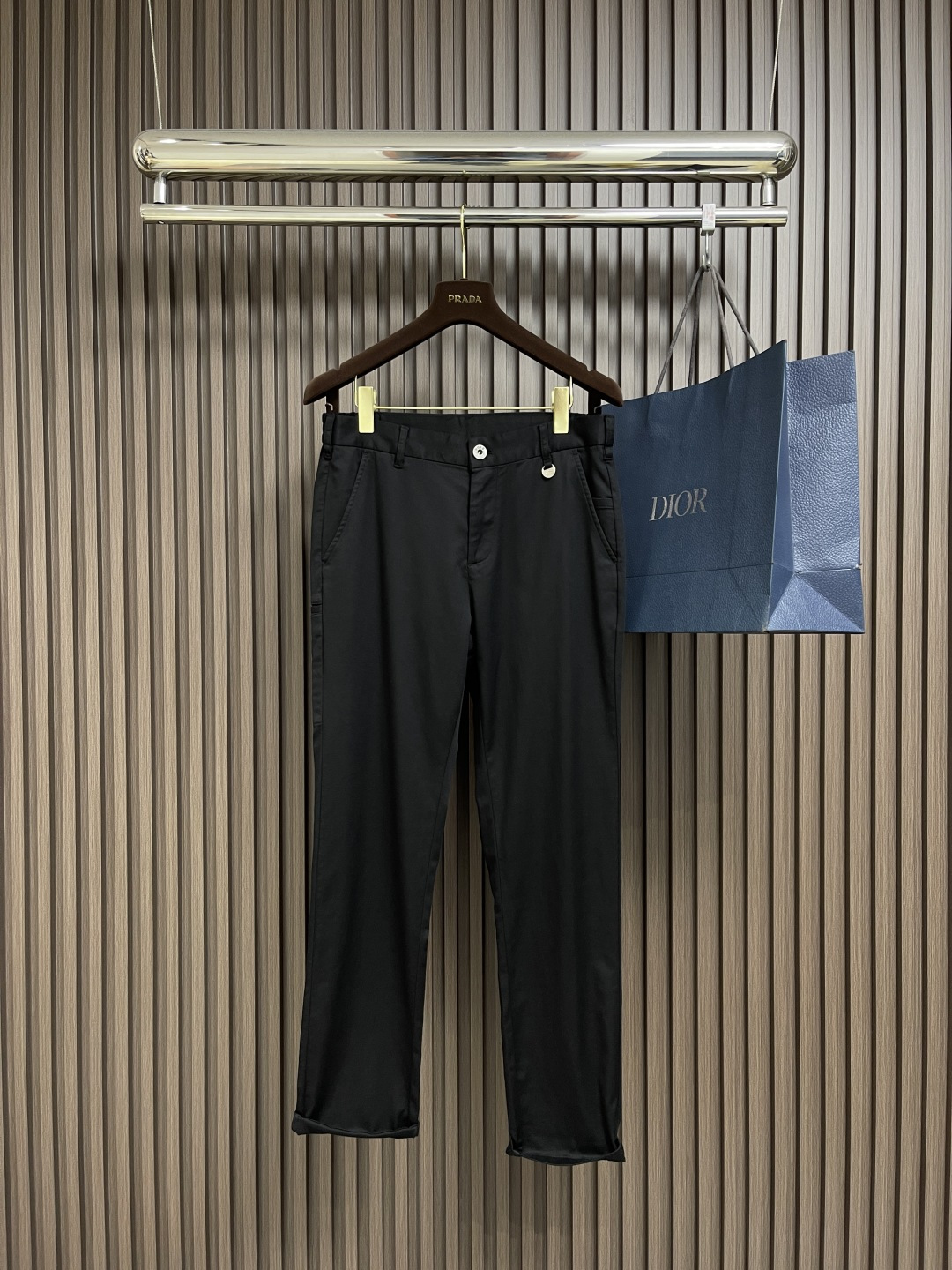 NO:127742,Burberry 2025SS early spring new casual pants, using customer-supplied pure cotton fabric, Zhanma hardware logo logo highlights the brand characteristics, the waist pulling design is adjustable at will, the pins are very fine, only imported machines can make it, the upper body is fashionable and generous, and it is easy to match with clothing. Size 30-38, there are 35, no 37,,burberry,alexander wang19860909Burberry 2025SS早春新款休闲裤,采用客供纯棉面料,战马五金logo标志彰显品牌特征,腰部抽身设计随意调节大小,针脚非常细密只有进口机器才能制成,上身时尚大方极易搭配服饰.尺码30-38 有35 无37,,burberry,alexander wang,Men's clothing