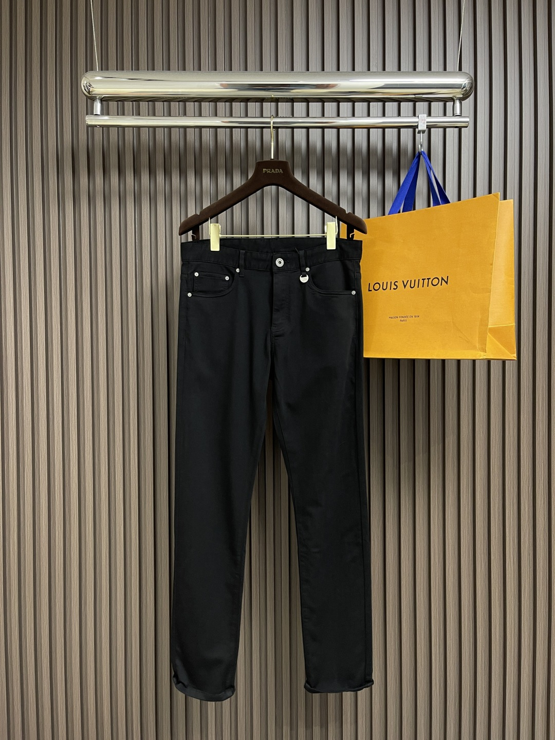 NO:127749,Burberry 2025fw New early spring men's jeans, original hardware, auxiliary materials, washing labels, imported denim cotton fabrics, cowhide brand logo leather brand, spinning through traditional weaving machines, creating excellent texture and comfortable wearing, perfect combination and slim tailoring, invincible and versatile, exquisite craftsmanship and perfect quality. Size 30-38 35 37, burberry, jeans, cowhide, alexander wang19860909Burberry 2025fw 新款早春男士牛仔裤,原版五金、辅料、洗水标,进口丹宁牛仔棉布料,牛皮品牌logo皮牌,经由传统织布机纺就而成,缔造出极具出色的质感与舒适穿着感,完美合体修身剪裁,无敌百搭神品,工艺精湛考究,品相完美.尺码30-38 有35 无37,,burberry,jeans,cowhide,alexander wang,Men's clothing