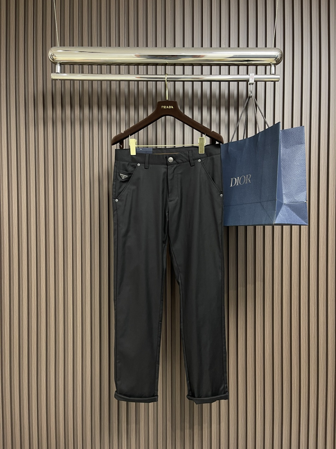 NO:127745,Prada 2025SS new triangle logo logo logo casual trousers, using original trousers fabric, simple and comfortable, unique design, creating a simple sense of lines, not picky in style, customized original hardware and accessories, extremely high grade, simple and easy to match, excellent comfort. Size 30-38 35 37, prada, alexander wang19860909Prada 2025SS新款三角标logo标识休闲西裤,采用原版西裤面料,简约舒适,独特设计,缔造简约线条感,版型不挑人,定制原版五金辅料,档次极高,简单易搭配,舒适度极佳.尺码30-38 有35 无37,,prada,alexander wang,Men's clothing