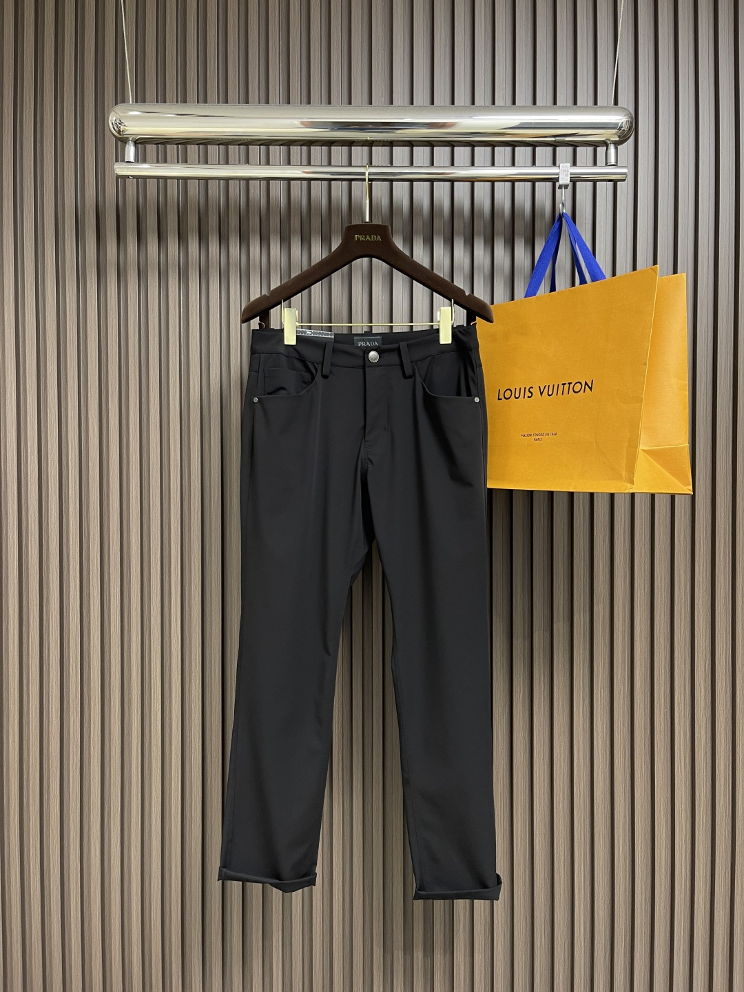 NO:127762,Prada 2025ss sports and casual trousers, comfortable and breathable fabric, double-sided socket pocket design!  A daily wear, multi-functional casual pants, all-in-one imported, with a full range of imported styles, comfortable and breathable upper body, excellent style, and an atmospheric clean version design!  Essential items. Size 30-38, 35, 37, prada, alexander wang19860909Prada 2025ss运动休闲西裤,面料舒适透气,双侧插口袋设计！一款日常穿着,兼备多功能休闲裤走了潮范路线全线进口级别,上身舒适透气,版型极好,大气的干净版设计！必备单品.尺码30-38 有35 无37,,prada,alexander wang,Men's clothing