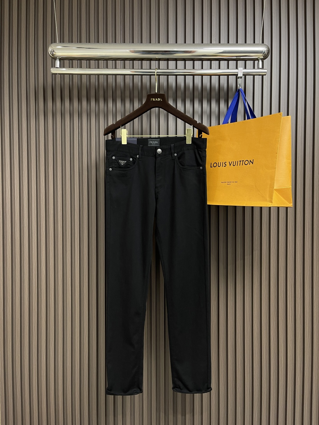 NO:127746,Prada Triangle Logo Jeans Customized Replica Customer-supplied Hardware Accessories Original Quality Imported Denim Fabric Heavy Industry Washing, Fine Workmanship Line, Excellent Body Body!  Preferred items. Size 30-38 There are 35 No 37, prada, jeans, alexander wang19860909Prada 三角标识牛仔裤 定制复刻 客供五金辅料 原单品质 进口牛仔面料重工洗水 做工走线精细 上身绝佳！优选单品.尺码30-38 有35 无37,,prada,jeans,alexander wang,Men's clothing