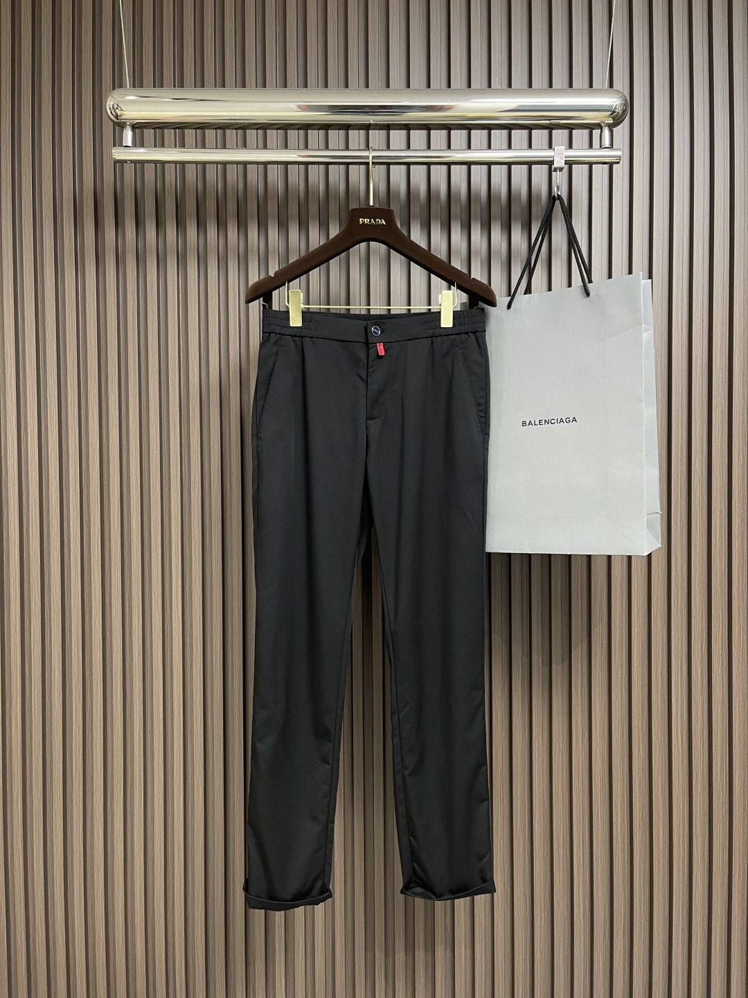 NO:127756,Kiton 2025SS is a very versatile casual pants for commuting, made of pure cotton fabric, a solid color style that is easy to wear, and is easy to match, short-sleeved styles, etc.!  It is skin-friendly and not thorny. The upper body is dry and comfortable, with appropriate broadness and skin. It can be easily dealt with in daily casual occasions or at work!  Size 30-38 35 None 37, T-shirt,alexander wang19860909kiton 2025SS非常百搭通勤的一款休闲裤,纯棉面料制作,好穿贵气又易于搭配的纯色款, 短袖等都可以轻松拿捏的造型搭配！贴身穿着亲肤不扎人,上身干爽舒服兼具着适当的挺阔感和骨感,日常休闲场合或上班穿着都能轻松应对！尺码30-38 有35 无37,,T-shirt,alexander wang,Men's clothing