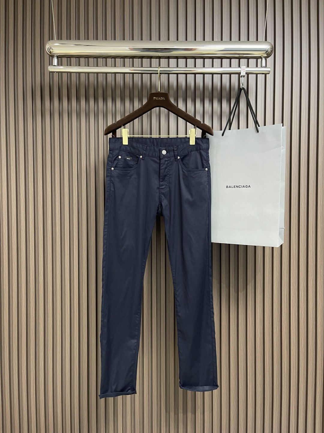 NO:127759,Ermenegildo Zegna Early Spring New Business Leisure Pants, Business Leisure Pants are fashionable items that men can wear anytime and anywhere. The simple design is combined with high-end fabrics, fine embellishments, three-dimensional tailoring, smooth and high gloss, and the upper body is very good. The three-dimensional tailoring is straight. Size 30-38 There are 35 No 37, zegna, alexander wang19860909Ermenegildo Zegna 杰尼亚早春新品商务休闲裤,商务休闲裤作为随时随地男人都能穿搭的时尚单品,简洁的设计配合高档面料,细节点缀,立体剪裁,手感顺滑光泽度高,上身后垂度非常好,立体剪裁上身挺拔.尺码30-38 有35 无37,,zegna,alexander wang,Men's clothing