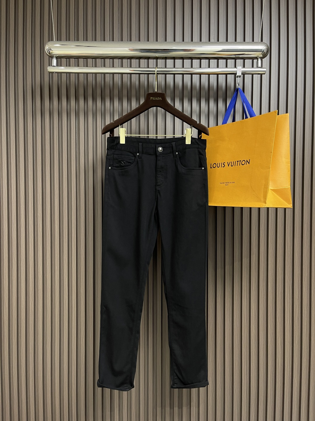 NO:127765,LV 2025SS spring and summer new casual jeans, imported original elastic fabric, comfortable and elastic, original hardware and auxiliary decoration, super positive style, extremely high grade, full of vitality. Size 30-38 35 37,,louis vuitton,jeans,alexander wang19860909LV 2025SS春夏新品休闲牛仔裤,进口原版弹力面料,舒适有弹性,原版五金辅料装饰,版型超正,档次极高,活力十足.尺码30-38 有35 无37,,louis vuitton,jeans,alexander wang,Men's clothing