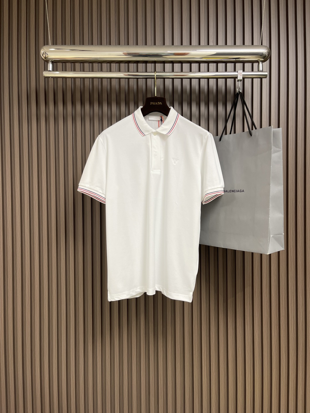 NO:127769,Prada embroidered logo polo shirt, custom Yazhe pearlescent, breathable and refreshing, comfortable skin, clever embellishment of red and white stripes, adds a touch of vitality, keeping the simplicity bright, the iconic Prada logo shows the chest, highlights the brand's elegance, and contains the glory of low-key luxury, using imported machine embroidery technology Use advanced computer control systems and precision mechanical parts to achieve Prada logo embroidery operation High precision, smooth and delicate lines, threaded jacquard Decorative weaving process in specific areas of the fabric It uses different colors of yarn to weave stripes at the designated location of the fabric significantly enhance the aesthetics of the fabric. Size S-XL, prada, alexander wang19860909prada 刺绣徽标polo衫,定制雅泽珠光织 透气清爽 舒适贴肤 红白条纹巧妙点缀 增添了一抹活力 让简约中不失亮点 标志性prada徽标展现胸前 彰显品牌优雅魅力 蕴藏着低调的奢华光辉,采用进口机刺绣工艺 使用先进的计算机控制系统和精密的机械部件 实现prada徽标刺绣作业 精度高 线条流畅而细腻,螺纹提花 在织物特定区域进行的装饰性编织工艺 它利用不同颜色的纱线 在织物的指定位置编织出条纹 显著提升织物的美观度.尺码S-XL,,prada,alexander wang,Men's clothing