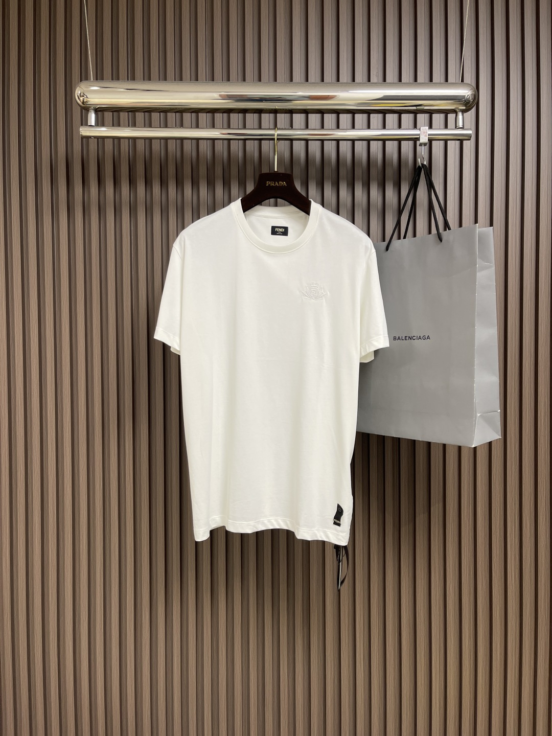 NO:127787,Fendi Chest Logo Embroidered Short-Sleeve T-shirt, the fabric is made of 50 plain double strands, thread matched with 1*1 Solona, ​​the fabric is washed and hot and hot to fix the clothes pattern, and the fabric is made of smooth and smooth feel and fixed color. The embroidery uses an imported embroidery machine to restore the original 3D three-dimensional effect 1:1. The number of embroidery needles is 3,800 stitches, and the overall success is very three-dimensional. The short-sleeved round neck T-shirt is embroidered with a decorative seal on the chest, which is an ub badge designed by Siia venturini for the brand's century celebration. It symbolizes the family tradition and redefines the concept of elegance and sports. Size S-M-L, Fendi, T-shirt, tees, t-shirt, alexander wang19860909fendi 胸口徽标刺绣短袖T恤,面料采用50支平纹双股,螺纹搭配1*1索罗娜,面料经过普洗与高温烘烫以固定衣服版型,同时面料做了爽滑手感与固色.刺绣采用进口刺绣机,1:1还原原版3d立体效果.刺绣针数为3800针,整体成功非常立体.短袖圆领t恤 胸前绣有饰章,是由siia venturini专为品牌百年庆典而设计的 ub徽章.象征着家族传统的独家标志,重新定义了优雅和运动的概念.尺码S-M-L,,fendi,T-shirt,tees，t-shirt,alexander wang,Men's clothing