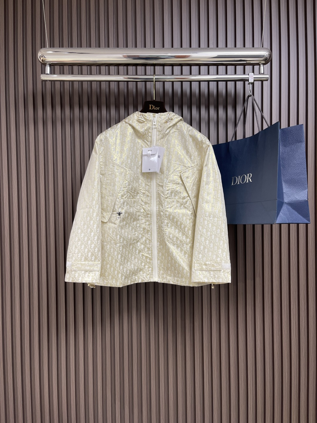 NO:127778,Jacket P Dior New jacquard hooded jacket trousers set, imported jacquard material, crisp and stylish, full-print jacquard letter pattern decoration, highlighting the brand's tone waist-side symmetrical flip pocket design, embroidered CD bee logo embellishment, adding layered hooded jacket tailoring, can be matched with the same series of trousers in a complete set, fashionable and fashionable. Size S-M-L,,dior, jackets & coats,hats,alexander wang19860909外套 裤子P Dior 新款提花连帽冲锋外套长裤套装,进口提花冲锋材质,挺括有型,满印提花字母图案装饰,彰显品牌调性腰侧对称翻盖口袋设计,刺绣cd蜜蜂徽标点缀,增添造型层次感连帽冲锋外套剪裁 可搭配同系列长裤成套穿搭洋气时髦.尺码S-M-L,,dior,jackets & coats,hats,alexander wang,Men's clothing