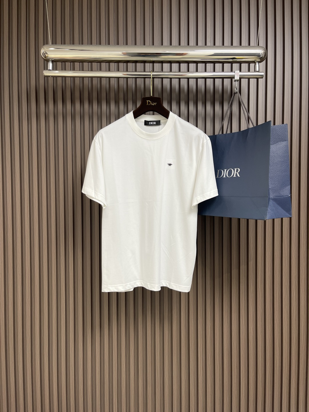 NO:127768,Dior 2025SS early spring new round neck short-sleeved T-shirt, with 40 double strands, soft feel, comfortable and skin-friendly, the iconic logo embroidery is the ultimate trend, and it is fashionable to use imported machine embroidery technology. Use advanced computer control system and precision mechanical parts to achieve embroidery operation. High precision and smooth and delicate lines. Size XS-L,,dior,T-shirt,tees,t-shirt,alexander wang19860909Dior 2025SS早春新款圆领短袖T恤,采用40支双股 手感柔软 舒适亲肤 标志性标识点缀正面 简单到极致就是时髦 采用进口机刺绣工艺 使用先进的计算机控制系统和精密的机械部件 实现刺绣作业 精度高 线条流畅而细腻.尺码XS-L,,dior,T-shirt,tees，t-shirt,alexander wang,Men's clothing