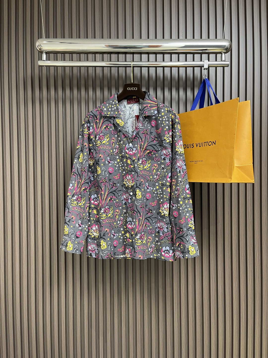 NO:127780,Top Shorts P GUCCI 2025ss casual floral long-sleeved shirt shorts set, full of flowers and plant pattern prints, brand letter logo hidden in it, button opening and closing placket, straight-fitting cut. Size S-XL 46-52,,gucci, shorts,shirts,alexander wang19860909上衣 短裤P GUCCI 2025ss休闲花卉长袖衬衫短裤套装,满身花朵植物图案印花 品牌字母logo内藏其中 纽扣开合门襟 直筒版型剪裁.尺码S-XL 46-52,,gucci,shorts,shirts,alexander wang,Men's clothing