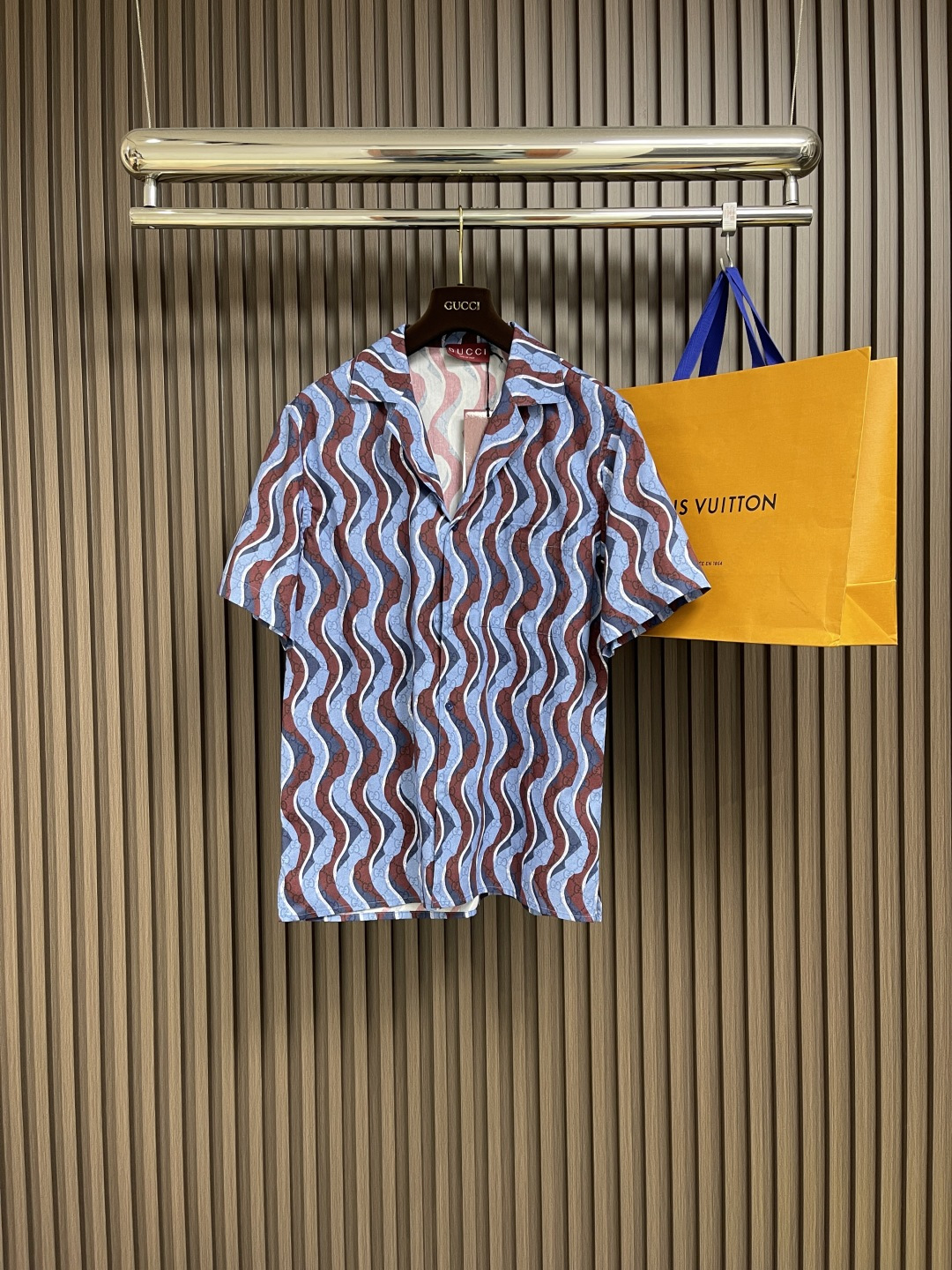 NO:155360,Tops Shorts GUCCI SS Chinese New Year Selected Printed Cotton Shortsleeved Shirt Shorts Set, Snake-shaped pattern is presented ingeniously with printed or embroidered details, which complements the brand logo, adding color to many men's ready-to-wear items in the early spring series. On this cotton poplin shirt, the image is paired with gg patterns and is decorated as part of the whole body printing. Light blue and burgundy cotton poplin, gg pattern snake-shaped whole body printing. Size 46-52,,gucci, shorts,shirts,T-shirt,alexander wang19860909上衣 短裤 GUCCI SS中国新年甄选印花棉质短袖衬衫短裤套装,蛇型图案以印花或刺绣细节匠心呈现,与品牌标识相映成趣,为早春系列的多款男士成衣单品增色添彩.在这款棉府绸衬衫上,该形象搭配gg图案,作为通体印花的一部分缀满衣身.浅蓝色和酒红色棉府绸,gg图案蛇型通体印花.尺码46-52,,gucci,shorts,shirts,T-shirt,alexander wang,Men's clothing