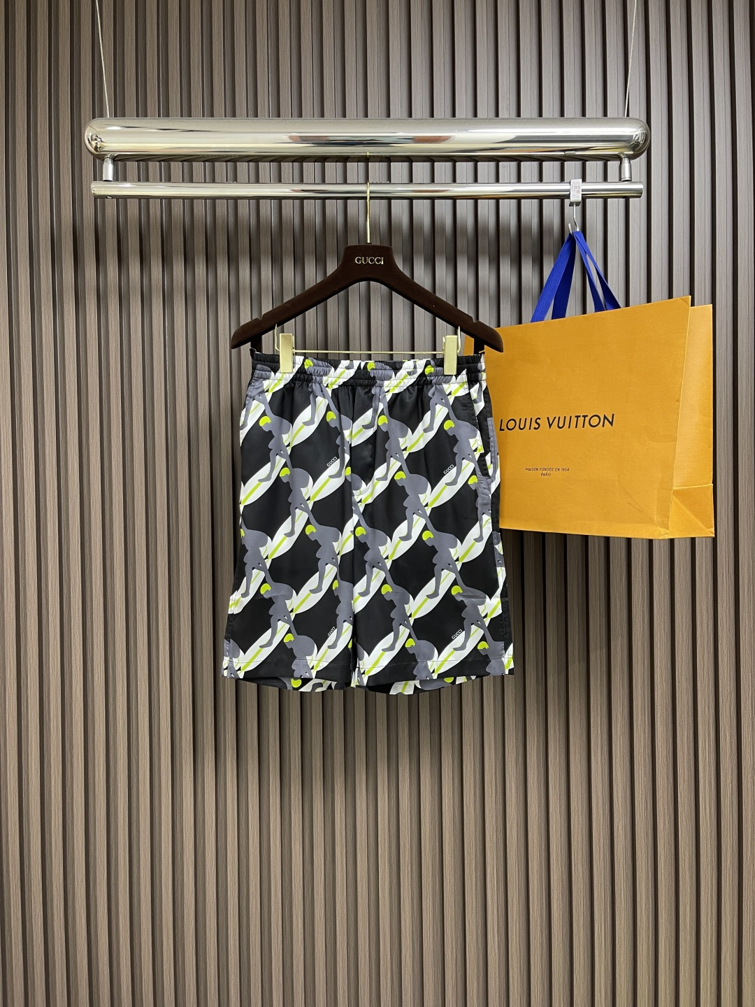 NO:127770,GUCCI 2025SS Spring and Summer Beach Shorts, with an integrated continuous printing design, fun to present surfers, dolphins, hibiscus and banana leaf patterns. This shirt is made of brown, white and blue mulberry silk fabrics, and embellishes the surfer prints throughout. Size S-XL 46-52, gucci, shorts, shirts, alexander wang19860909GUCCI 2025SS春夏系列沙滩短裤,采用一体连续的印花设计,趣致呈现冲浪者、海豚、朱槿和香蕉叶图案.这款衬衫采用棕色、白色和蓝色桑蚕丝面料打造,通体缀饰冲浪者印花,尺码S-XL 46-52,,gucci,shorts,shirts,alexander wang,Men's clothing