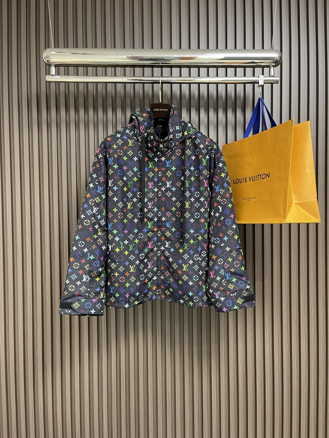 NO:127784,LV 2025ss Spring and Summer New Style, Printed Long Sleeve Hooded Jacket, Full Painted Monogram Color Pattern, Adjustable Drawstring Hood, Metal Zippered Plate Opening and Closed, Hem Zipper Pocket Details, Elastic Cuffs Adjustable Drawstring Hem, Black Silk Lining, Loose Cut Style. Size S-XL,,louis vuitton, Jackets & Coats, Hats, Alexander Wang19860909LV 2025ss 春夏新款,印花长袖连帽外套,全幅铺陈 monogram 彩色图案,可调节抽绳子兜帽,金属拉链门襟开合,下摆拉链口袋细节,弹力袖口 可调节抽绳下摆,黑色丝质内衬,宽松剪裁版型.尺码S-XL,,louis vuitton,jackets & coats,hats,alexander wang,Men's clothing