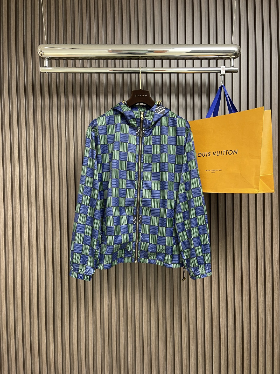 NO:127774,The whole set of LV 2025ss Spring and Summer New Checkerboard Clothing Series, chessboard style full print, hat-wrapped sunscreen jacket shorts set, custom logo hardware, all-in-one inner edge, details, mesh inner lining, fabric soft and smooth. The whole set for sale Size M-3XL,,louis vuitton, shorts, jackets & coats,hats,alexander wang19860909整套 LV 2025ss春夏新品棋盘格走秀系列,棋盘格风格满印 戴帽防晒外套短裤套装,定制logo五金 内里全包边 细节,网布内里 面料柔软光滑.整套出售 尺码M-3XL,,louis vuitton,shorts,jackets & coats,hats,alexander wang,Men's clothing