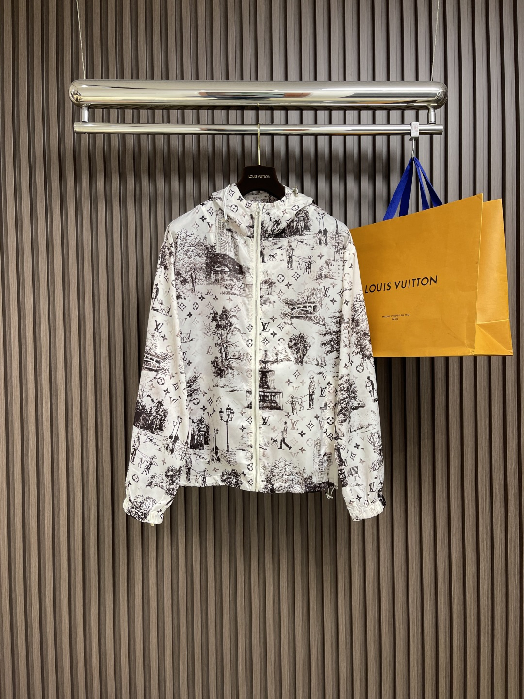 NO:127772,The complete set of LV 2025ss new hooded jacket sunscreen shorts set, depicting the full monogram city walk pattern with delicate brushstrokes, integrating monogram elements into the urban dog walking scene, renovating the traditional French Juyi prints while revealing the seasonal inspiration. It can inject romantic style into the exquisite style. The same style for men and women!  Complete set for sale Size M-3XL, louis vuitton, shorts, jackets & coats, hats, alexander wang19860909整套 LV 2025ss新款连帽外套防晒衣短裤套装,以细腻笔触描绘全幅 monogram city walk 图案,将monogram 元素灵动融入都市遛狗场景,焕新法国传统茹伊印花的同时道出当季灵感.可为考究造型注入浪漫风情.男女同款！整套出售 尺码M-3XL,,louis vuitton,shorts,jackets & coats,hats,alexander wang,Men's clothing