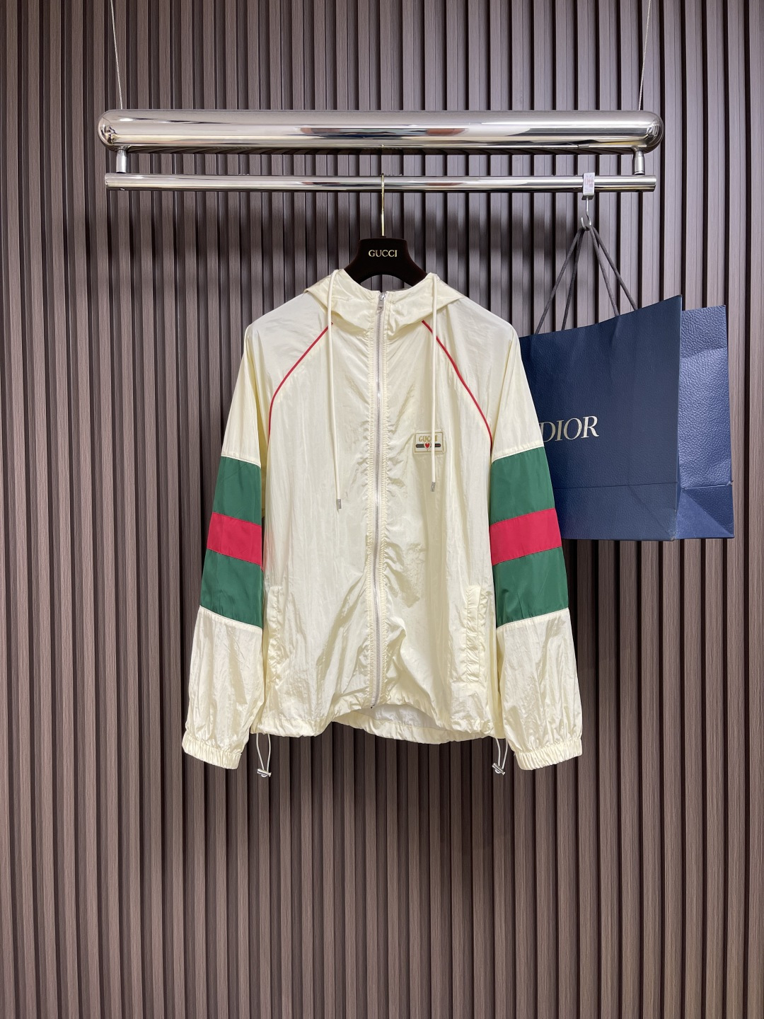 NO:127782,The complete set of GUCCI 2025ss new summer classic red and green contrasting hooded jacket sun protection clothes shorts set, design and decoration, hat sun protection logo hardware, all-in-lined inner inner mesh cloth. The complete set for sale Size M-3XL, gucci, shorts, jackets & coats, hats, alexander wang19860909整套GUCCI 2025ss新款夏季经典红绿撞色拼接连帽外套防晒衣短裤套装,设计章仔装饰,戴帽防晒 logo五金,内里全包边 内里拼网布.整套出售 尺码M-3XL,,gucci,shorts,jackets & coats,hats,alexander wang,Men's clothing