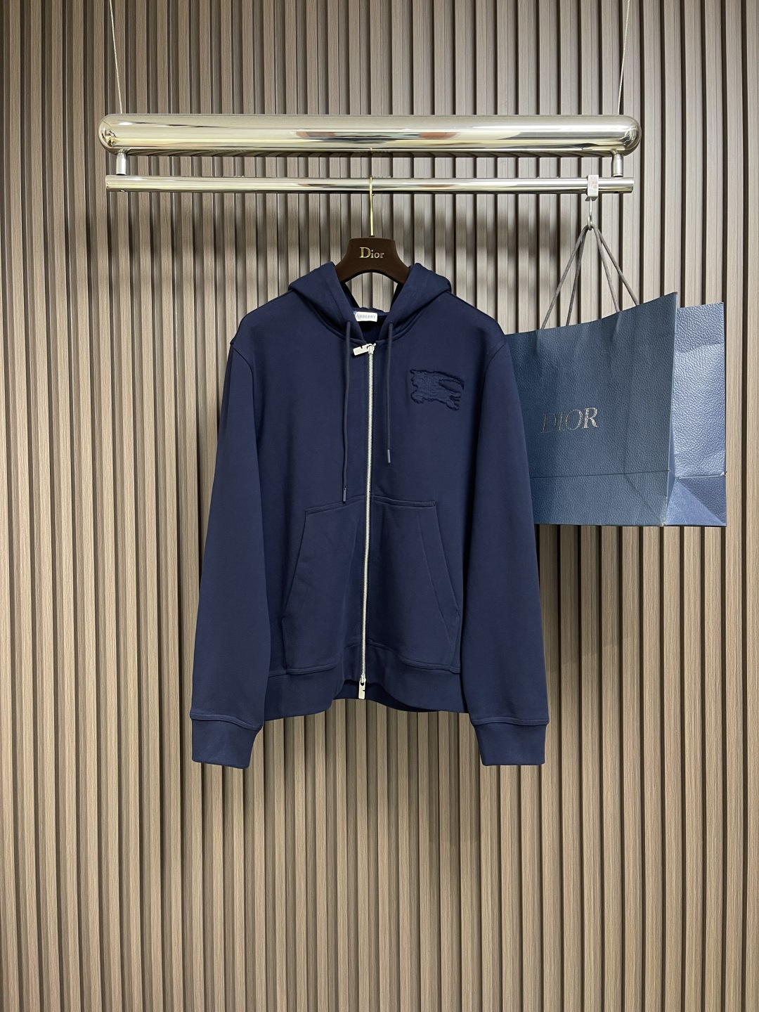 NO:127776,Top P Burberry Cotton Warrior Sweater Pants Set is made of thick flat cotton fabric. Cotton fiber is a natural material. The high density makes it durable, warm, washable and wearable, and not easy to deform. The overall cut is relatively loose, and the use of two-way zipper opening and closing is easy to put on and take off, increasing the practicality and flexibility of clothes. The drawstring hood can adjust the elasticity and tightness, enhancing the comfort and warmth of wearing. The cylindrical hat rope head can more conveniently adjust the elasticity of the hat, and also add beauty.  There are storage pockets directly below the left and right of the clothes. The top of the pocket can be better fixed by using thread pressing technology. The edges are knotted, and the shoulders are decorated with Bur War Horse Knight logo decals, which are both beautiful and durable, and can also enhance brand recognition. The cuffs and hem are decorated with threaded knitting, and are made of a double-needle knitting machine to form a unique concave and convex texture, which makes it excellent elasticity and ductility, and adds three-dimensionality and structure. Size S-XL, burberry, hoodie, sweatshirts, hats, alexander wang19860909上衣 裤子P Burberry 棉质战马卫衣卫裤套装,选用厚质平织棉面料打造,棉纤维是天然材料,密度高使其兼具耐用性,保暖性,耐洗耐穿,不易变形.整体裁剪较为宽松,使用双向拉链开合,方便穿脱,增加了衣物的实用性和灵活性,抽绳式连帽可调节松紧,增强穿着的舒适性和保暖性,圆柱形帽绳头能更方便的调节帽子松紧,也增添了美感 衣物正下方左右带有收纳口袋,口袋上方采用压线工艺能做更好的固定,边缘处均做了套结,肩位处饰有bur战马骑士徽标贴花,既美观又具有耐用性,同时也能提升品牌辨识度.袖口和下摆处都采用了螺纹针织装饰,通过双针床针织机编制而成,形成独特的凹凸纹理,使其具有出色的弹性和延展性,增加了立体感和结构感.尺码S-XL,,burberry,hoodie,sweatshirts,hats,alexander wang,Men's clothing