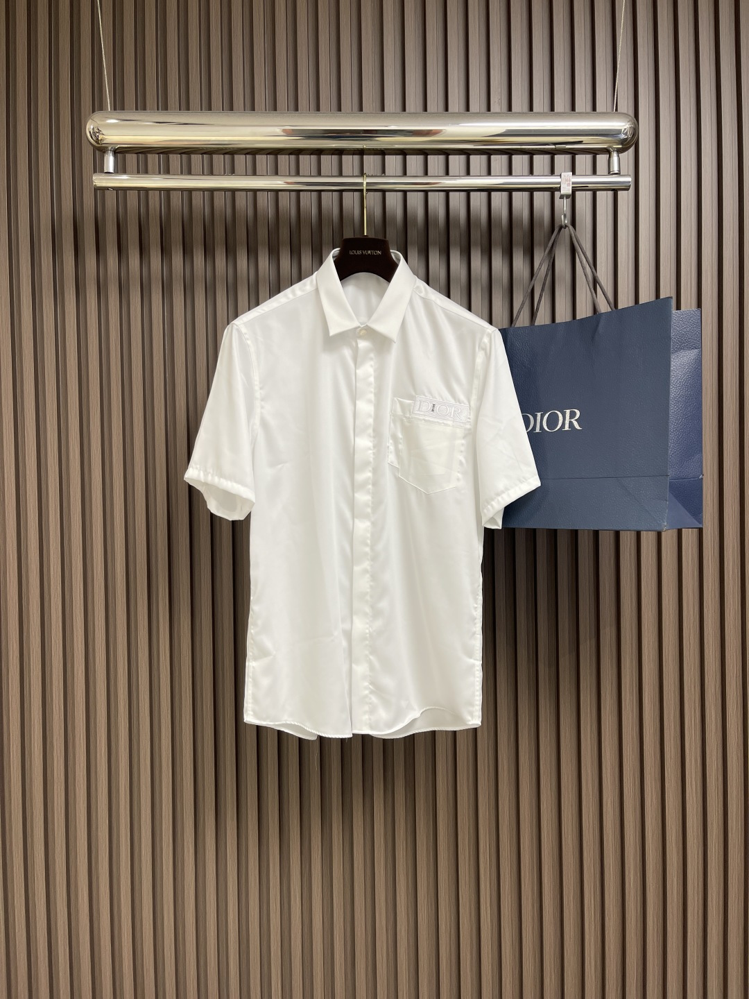 NO:127773,Dior embroidered short-sleeved shirt, fabric Customized High dense silk thick shirt material Delicate and soft, light and breathable, high gloss Embroidery technology Using imported machine Use advanced computer control system and precision mechanical parts High precision The lines are smooth and delicate, and the roll-up and buried clamping line technology can provide high-quality sewing effect Smooth and neat, tidy and tidy, human body three-dimensional cutting Return to traditional craftsmanship techniques Through segmentation, folding, shrinking, and stretching technology techniques The so-called slow work produces fine work is respect for the material The pursuit of hand feeling Complex and cumbersome workmanship Slow time, high loss. Size S-XXL S S shoulder width 44 bust 105 Back medium length 77 Sleeve length 22 M S shoulder width 45 Bust 109 Back medium length 78 Sleeve length 23 L S shoulder width 46 Bust 113 Back medium length 79 Sleeve length 24  XL size shoulder width 47 bust 117 rear medium length 80 sleeve length 25 XXL size shoulder width 48 bust 121 rear medium length 81 sleeve length 26, dior,shirts,T-shirt,alexander wang19860909Dior 刺绣短袖衬衫,面料 定制 高密丝稠衬衫料 细腻柔软 轻薄透气 光泽度高 采用进口机刺绣工艺 使用先进的计算机控制系统和精密的机械部件 精度高 线条流畅而细腻,采用侧翻埋夹车线工艺 能够提供优质的缝合效果 平顺整洁工整整洁,人体立体裁剪 回归传统工艺手法 通过分割 折叠 抽缩 拉展技术手法 所谓慢工出细活 是对材料的尊重 对手感的追求 做工复杂繁琐 时效慢 损耗高.尺码S-XXL S码肩宽44胸围105 后中长77 袖长22 M码肩宽45 胸围109 后中长78袖长23 L码肩宽46胸围113后中长79袖长24 XL码肩宽47 胸围117后中长80袖长25 XXL码肩宽48 胸围121 后中长81 袖长26,,dior,shirts,T-shirt,alexander wang,Men's clothing