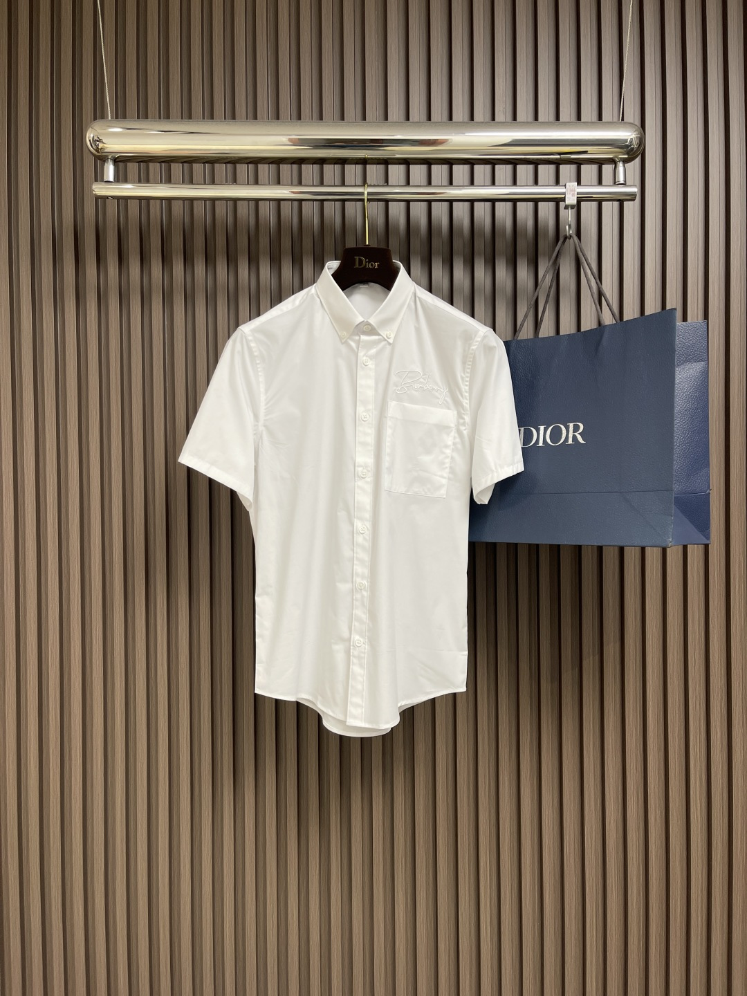 NO:127771,Burberry 2025SS new embroidered logo short-sleeved shirt, fine cotton blended fabric, reveals noble temperament in both brightness and dress!  Unique custom embroidery is more noble!  Whether worn outside, it is comfortable and soft, and it is not without a noble style!  Size S-XXL S S S Shoulder Width 44 Bust 105 Back Medium Length 77 Sleeve Length 22 M S Shoulder Width 45 Bust 109 Back Medium Length 78 Sleeve Length 23 L S Shoulder Width 46 Bust 113 Back Medium Length 79 Sleeve Length 24 XL Sleeve Length 47 Bust 117 Back Medium Length 80 Sleeve Length 25 XXL Sleeve Length 48 Bust 121 Back Medium Length 81 Sleeve Length 26, Burberry, Shirts, T-shirt, alexander wang19860909Burberry 2025SS新款刺绣logo短袖衬衫,精棉混纺面料,无论从亮光还是着装都透露着高贵的气质！独特定制绣花更加高贵！无论外穿都是既舒适柔软,又不失高贵风范！尺码S-XXL S码肩宽44胸围105 后中长77 袖长22 M码肩宽45 胸围109 后中长78袖长23 L码肩宽46胸围113后中长79袖长24 XL码肩宽47 胸围117后中长80袖长25 XXL码肩宽48 胸围121 后中长81 袖长26,,burberry,shirts,T-shirt,alexander wang,Men's clothing