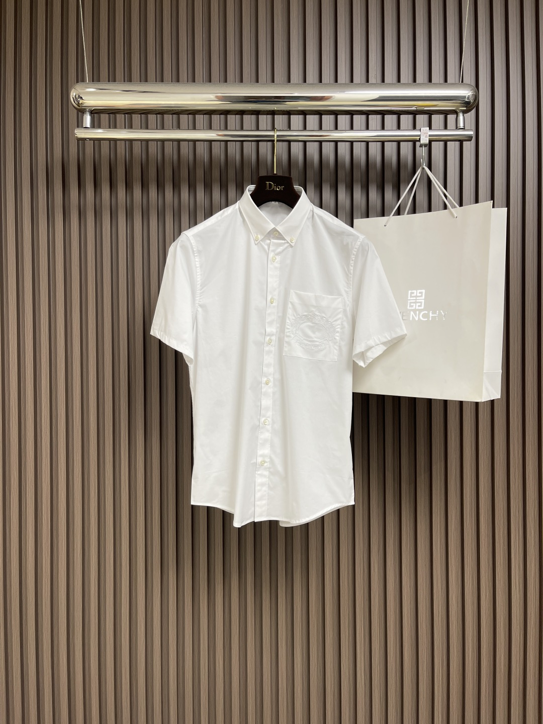 NO:127763,Burberry 2025ss Handwritten letter logo embroidery college style casual short-sleeved shirt This short-sleeved shirt is really beautiful~ The style is invincible, this kind of shirt is very friendly to all kinds of figures, it can cover up the flesh and make you look slim. The simple shirt has a tip of the lapel collar, which reduces age and is casual. Each line is neat and clean. As a top-level cutting family, the BBR cutting design and materials are perfect to be impeccable. The fabric comes from customer supply, Khmer content, breathable and comfortable. Size S-XXL S S shoulder width 44 bust 105 rear medium length 77 sleeve length 22 M size shoulder width 45 bust 109 rear medium length 78 sleeve length 23 L size shoulder width 46 bust 113 rear medium length 79 sleeve length 24 XL size shoulder width 47 bust 117 rear medium length 80 sleeve length 25 XXL size shoulder width 48 bust 121  Back medium length 81 sleeve length 26, burberry,shirts,T-shirt,alexander wang19860909Burberry 2025ss 手写字母logo刺绣学院风休闲短袖衬衫 这款短袖衬衫,真的太好看了吧~版型无敌,这种穿起来对各种身材都很友好,很能遮肉显瘦.简约的衬衫翻领领尖,减龄又休闲.每一条走线都工整干净,作为顶级裁剪世家,BBR裁剪设计和用料完美到无可挑剔.面料来源于客供,高棉含量,透气舒适.尺码S-XXL S码肩宽44胸围105 后中长77 袖长22 M码肩宽45 胸围109 后中长78袖长23 L码肩宽46胸围113后中长79袖长24 XL码肩宽47 胸围117后中长80袖长25 XXL码肩宽48 胸围121 后中长81 袖长26,,burberry,shirts,T-shirt,alexander wang,Men's clothing