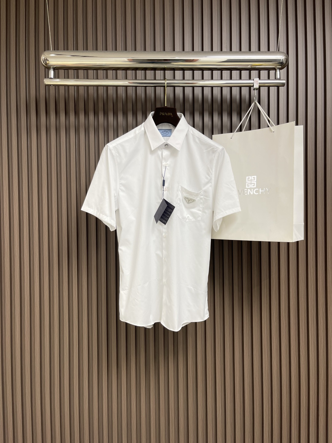 NO:127766,Prada 2025ss Spring and Summer New Casual Short-Sleeve Shirt, Classic Style Shirts Look Good No matter how you wear it, it pays great attention to quality, classic style, customer-supplied royal fabric weaving. After repeated processing of multiple processes, the touch feel is first-class, close to the body, comfortable, breathable and soft!  Original customized buckles, experts can tell the quality of the materials they use!  Size S-XXL S S S shoulder width 44 bust 105 rear medium length 77 sleeve length 22 M S shoulder width 45 bust 109 rear medium length 78 sleeve length 23 L S shoulder width 46 bust 113 rear medium length 79 sleeve length 24 XL Shoulder width 47 bust 117 rear medium length 80 sleeve length 25 XXL Shoulder width 48 bust 121 rear medium length 81 sleeve length 26,,prada,shirts,T-shirt,alexander wang19860909Prada 2025ss春夏新品休闲短袖衬衫,经典版型衬衫怎么穿都好看,很讲究品质,经典的款式,客供御用面料织纹 经过多重工艺反复处理,手感质感一流,贴身舒适,透气柔软！原厂定制扣,行家上手便知用料的好坏！尺码S-XXL S码肩宽44胸围105 后中长77 袖长22 M码肩宽45 胸围109 后中长78袖长23 L码肩宽46胸围113后中长79袖长24 XL码肩宽47 胸围117后中长80袖长25 XXL码肩宽48 胸围121 后中长81 袖长26,,prada,shirts,T-shirt,alexander wang,Men's clothing