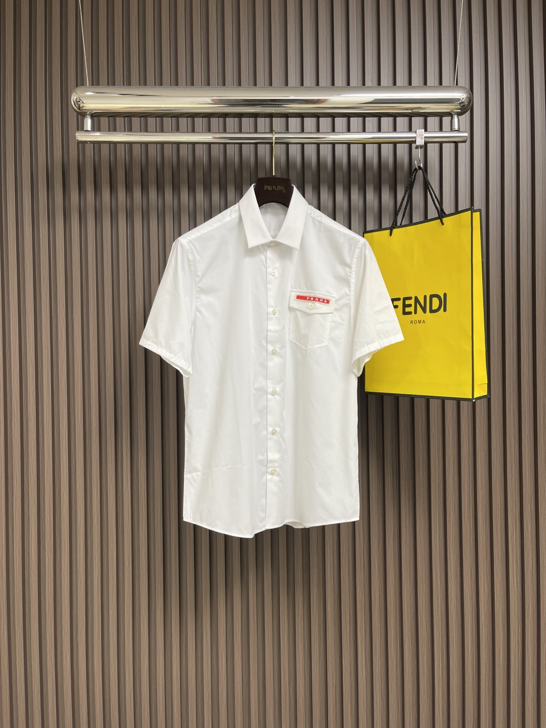 NO:127757,Prada 2025SS Spring and Summer Classic Letter Flip Pocket Men's Lapel Short-Sleeve Shirt, paired with the iconic letter logo on the chest, low-key and full of detail, bringing the tone of simplicity and elegance to the extreme, a must-have for successful men, basic and versatile style, never out of date, suitable for people of all ages to wear, business and leisure can be easily dealt with. Hardware accessories are all in all quality, extremely luxurious materials, with a slight luster, soft, delicate and smooth texture, comfortable and breathable, comfortable and breathable. Size S-XXL S S S S width 44 bust 105 Back mid-length 77 Sleeve length 22 M S shoulder width 45 Bust 109 Back mid-length 78 Sleeve length 23 L S shoulder width 46 Bust 113 Back mid-length 79 Sleeve length 24 XL S shoulder width 47 Bust 117 Back mid-length 80 Sleeve length 25  XXL size shoulder width 48 bust 121 rear medium length 81 sleeve length 26, prada,shirts,T-shirt,alexander wang19860909Prada 2025SS春夏经典字母翻盖口袋男士翻领短袖衬衫,搭配胸前标志性字母logo徽标,低调而充满细节感,将简约及优雅的基调发挥到极致,成功男士必备尚品,基础百搭款,永不过时,适合各年龄层次的人穿,商务休闲皆可轻松应对.五金辅料全品相,极致奢华用料,带有微微的光泽,质感柔软细腻爽滑,穿着舒适透气凉爽.尺码S-XXL S码肩宽44胸围105 后中长77 袖长22 M码肩宽45 胸围109 后中长78袖长23 L码肩宽46胸围113后中长79袖长24 XL码肩宽47 胸围117后中长80袖长25 XXL码肩宽48 胸围121 后中长81 袖长26,,prada,shirts,T-shirt,alexander wang,Men's clothing