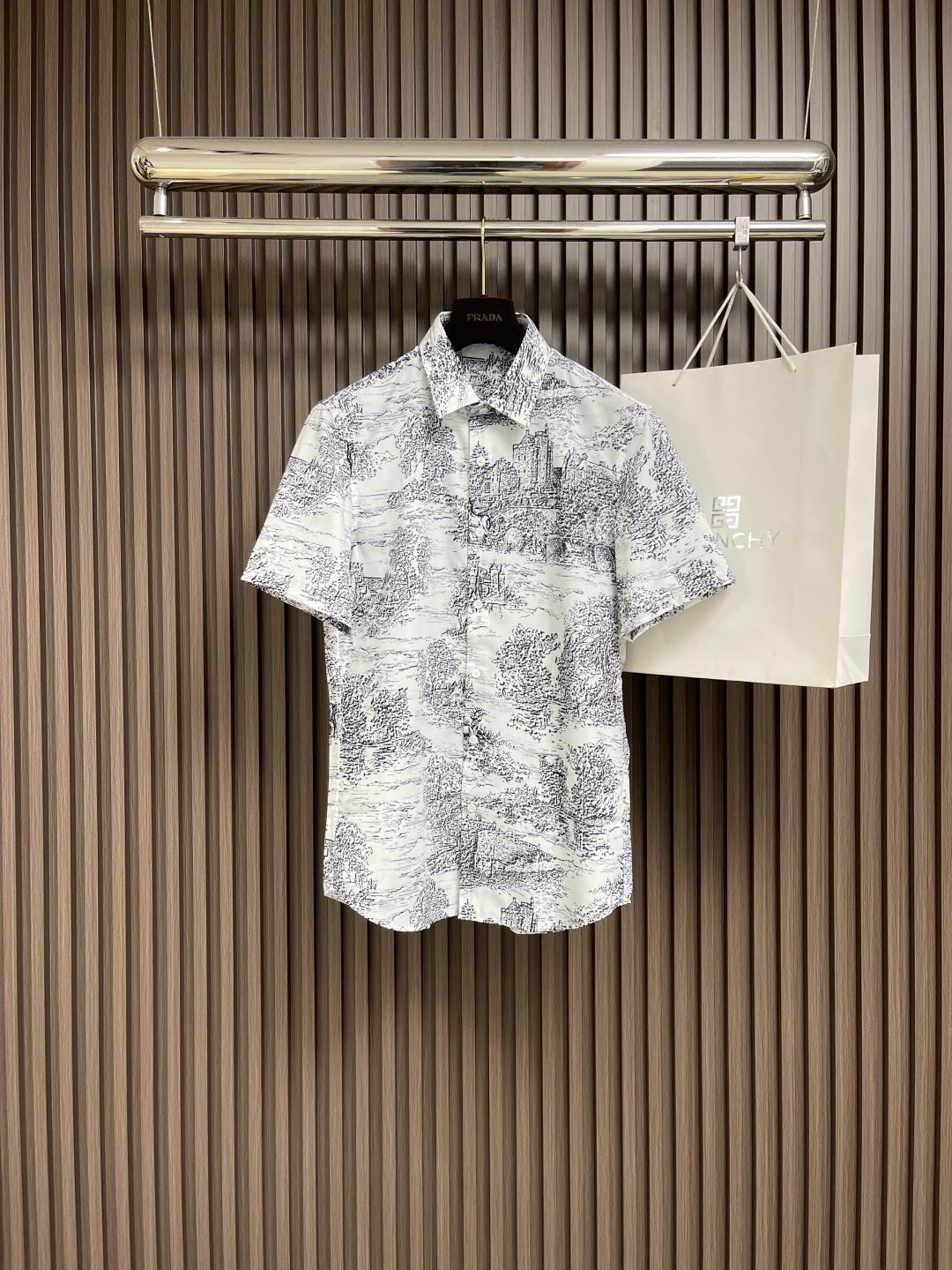 NO:127781,Dior Ruyi Architectural Garden Jungle Pattern Printed Short-sleeved Shirt, Consuming the body and being casual, all cotton material breathable, easy to create a fashionable style, comfortable and easy to wear texture, lazy and romantic vacation style. Size S-XXL S S shoulder width 44 bust 105 Back medium length 77 Sleeve length 22 M S shoulder width 45 Bust 109 Back medium length 78 Sleeve length 23 L S shoulder width 46 Bust 113 Back medium length 79 Sleeve length 24 XL S shoulder width 47 Bust 117 Back medium length 80 Sleeve length 25 XXL S shoulder width 48 Bust 121 Back medium length 81 Sleeve length 26,,dior,shirts,T-shirt,alexander wang19860909Dior 茹伊建筑花园丛林图案印花短袖衬衫,包容身材随性,全棉材质透气 轻松打造时髦范 舒适又好穿质感十足,慵懒的浪漫度假风.尺码S-XXL S码肩宽44胸围105 后中长77 袖长22 M码肩宽45 胸围109 后中长78袖长23 L码肩宽46胸围113后中长79袖长24 XL码肩宽47 胸围117后中长80袖长25 XXL码肩宽48 胸围121 后中长81 袖长26,,dior,shirts,T-shirt,alexander wang,Men's clothing