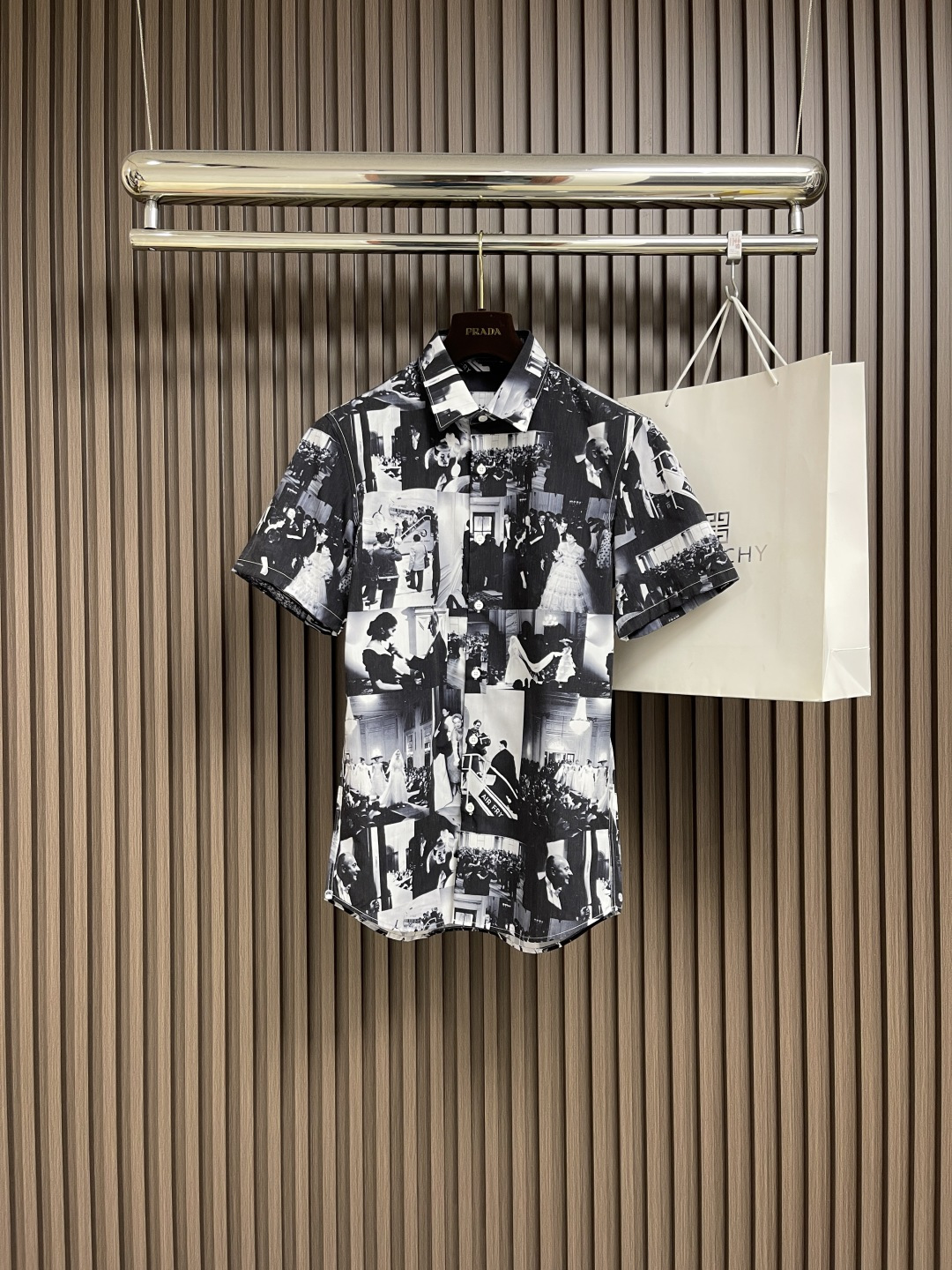 NO:127779,Dior 2025 ss spring and summer new retro photo short-sleeved shirt, full of fixed-dyed jacquard Paris collage pattern, clever fusion of multiple elements, dark pattern on white background adds visual effect, lapel design front chest patch pocket, straight cut, slightly loose fit. Size S-XXL S S shoulder width 44 bust 105 rear medium length 77 sleeve length 22 M size shoulder width 45 bust 109 rear medium length 78 sleeve length 23 L size shoulder width 46 bust 113 rear medium length 79 sleeve length 24 XL size shoulder width 47 bust 117 rear medium length 80 sleeve length 25 XXL size shoulder width 48 bust 121 rear medium length 81 sleeve length 26,,dior,T-shirt,alexander wang19860909Dior 2025 ss春夏新款复古照片短袖衬衣,满身定染提花巴黎拼贴图案,多重元素巧妙融合,白底深色图案增添视觉效果,翻领设计前胸贴布口袋,直筒剪裁 微宽松版型.尺码S-XXL S码肩宽44胸围105 后中长77 袖长22 M码肩宽45 胸围109 后中长78袖长23 L码肩宽46胸围113后中长79袖长24 XL码肩宽47 胸围117后中长80袖长25 XXL码肩宽48 胸围121 后中长81 袖长26,,dior,T-shirt,alexander wang,Men's clothing