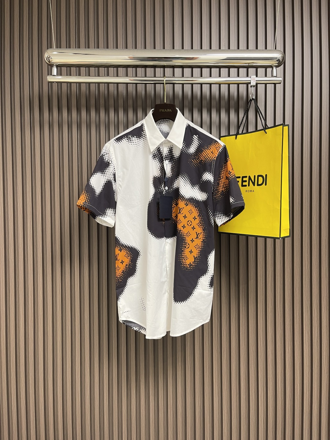 NO:127783,LV 2025ss early spring new monogram style color printing craft fun shirt!  Use original custom fabric!  Determinate color and dye monogram Gaomi 120 cotton cloth, decorated with classic logo evolution color matching!  Cotton fabric, size S-XXL S S S S S width 44 bust 105 Back medium length 77 Sleeve length 22 M S S Shoulder width 45 Bust 109 Back medium length 78 Sleeve length 23 L S S Shoulder width 46 Bust 113 Back medium length 79 Sleeve length 24 XL S Shoulder width 47 Bust 117 Back medium length 80 Sleeve length 25 XXL S Shoulder width 48 Bust 121 Back medium length 81 Sleeve length 26,,louis vuitton,shirts,alexander wang19860909LV 2025ss早春新款monogram对衬彩印工艺趣味衬衫！采用原版定制面料！定色定染monogram高蜜120支棉布,饰以精典logo演变色彩搭配！棉面料,尺码S-XXL S码肩宽44胸围105 后中长77 袖长22 M码肩宽45 胸围109 后中长78袖长23 L码肩宽46胸围113后中长79袖长24 XL码肩宽47 胸围117后中长80袖长25 XXL码肩宽48 胸围121 后中长81 袖长26,,louis vuitton,shirts,alexander wang,Men's clothing