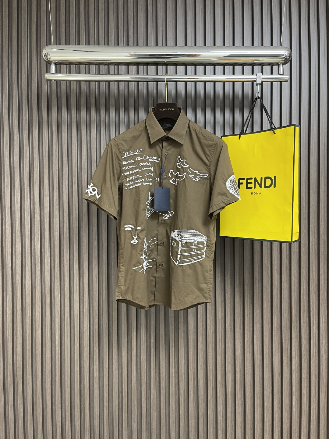 NO:127785,LV embroidery element short-sleeved shirt, using original genuine mold opening custom 80 shirt fabric. After multiple mold opening tests, the embroidery cutting piece is achieved consistent with the original version. The embroidery position positioning cut bed. The collar mark is complete. Size S-XXL S S shoulder width 44 bust 105 rear medium length 77 sleeve length 22 M size shoulder width 45 bust 109 rear medium length 78 sleeve length 23 L size shoulder width 46 bust 113 rear medium length 79 sleeve length 24 XL size shoulder width 47 bust 117 rear medium length 80 sleeve length 25 XXL size shoulder width 48 bust 121 rear medium length 81 sleeve length 26,,louis vuitton,shirts,T-shirt,alexander wang19860909LV 刺绣元素短袖衬衫,采用原版正品开模定制80支衬衫面料 经过多次开模测试刺绣裁片 达到原版一致 刺绣位置定位裁床 领标水洗唛吊牌齐全.尺码S-XXL S码肩宽44胸围105 后中长77 袖长22 M码肩宽45 胸围109 后中长78袖长23 L码肩宽46胸围113后中长79袖长24 XL码肩宽47 胸围117后中长80袖长25 XXL码肩宽48 胸围121 后中长81 袖长26,,louis vuitton,shirts,T-shirt,alexander wang,Men's clothing