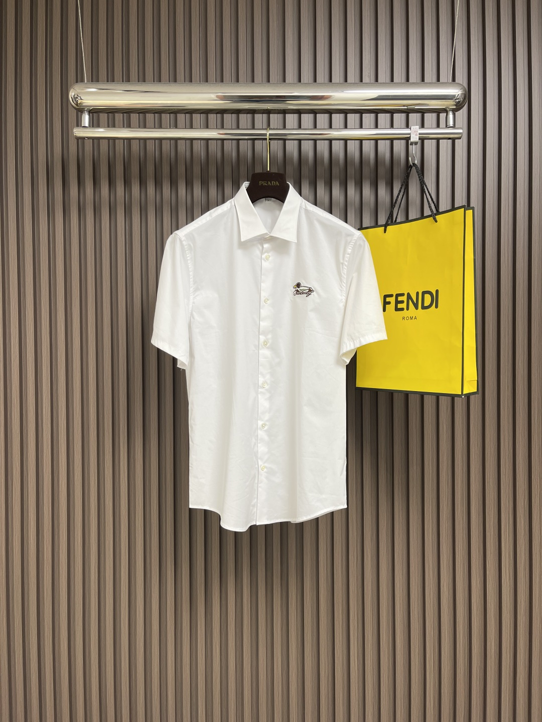 NO:127760,Burberry 2025SS new duck-embroidered cotton short-sleeved shirt, made of refreshing cotton poplin, bringing a comfortable and casual style combined with mid-sleeved tailoring, and logo embellishes the chest, making a relaxed and casual style!  Size S-XXL S S S Shoulder Width 44 Bust 105 Back Medium Length 77 Sleeve Length 22 M S Shoulder Width 45 Bust 109 Back Medium Length 78 Sleeve Length 23 L S Shoulder Width 46 Bust 113 Back Medium Length 79 Sleeve Length 24 XL Sleeve Length 47 Bust 117 Back Medium Length 80 Sleeve Length 25 XXL Sleeve Length 48 Bust 121 Back Medium Length 81 Sleeve Length 26, Burberry, Shirts, T-shirt, alexander wang19860909Burberry 2025SS新款鸭子刺绣棉质短袖衬衫,取材清爽棉质府绸,带来舒适之选休闲版型结合中袖剪裁,logo标识点缀胸前,轻松随性的穿搭风格！尺码S-XXL S码肩宽44胸围105 后中长77 袖长22 M码肩宽45 胸围109 后中长78袖长23 L码肩宽46胸围113后中长79袖长24 XL码肩宽47 胸围117后中长80袖长25 XXL码肩宽48 胸围121 后中长81 袖长26,,burberry,shirts,T-shirt,alexander wang,Men's clothing