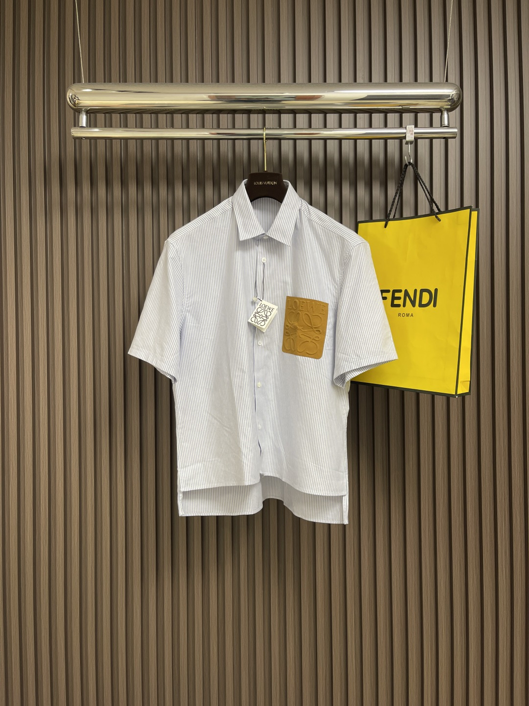 NO:127775,loewe Loewe chest leather logo, pocket striped short-sleeved shirt, made of exclusive custom pure cotton fabric, light and breathable, not stuffy, comfortable to touch, high-quality texture, the whole piece is made of three-needle and five-wire craftsmanship, neckline, shoulder seam, three-dimensional and textured, exclusive mold custom logo embossed pocket leather logo, full of three-dimensional. Size S-XXL S S shoulder width 44 bust 105 rear medium length 77 sleeve length 22 M S shoulder width 45 bust 109 rear medium length 78 sleeve length 23 L S shoulder width 46 bust 113 rear medium length 79 sleeve length 24 XL S shoulder width 47 bust 117 rear medium length 80 sleeve length 25 XXL S shoulder width 48 bust 121 rear medium length 81  Sleeve length 26, loewe,loewe,shirts,T-shirt,alexander wang19860909loewe 罗意威胸前皮标 logo 口袋条纹短袖衬衫,采用独家定制纯棉面料 轻薄透气不闷热,手感舒适 质感高级,整件做法采用三针五线工艺 领口 肩缝,剪裁立体有质感,独家开模定制 logo压纹口袋皮标 立体感十足.尺码S-XXL S码肩宽44胸围105 后中长77 袖长22 M码肩宽45 胸围109 后中长78袖长23 L码肩宽46胸围113后中长79袖长24 XL码肩宽47 胸围117后中长80袖长25 XXL码肩宽48 胸围121 后中长81 袖长26,,loewe,loewe,shirts,T-shirt,alexander wang,Men's clothing