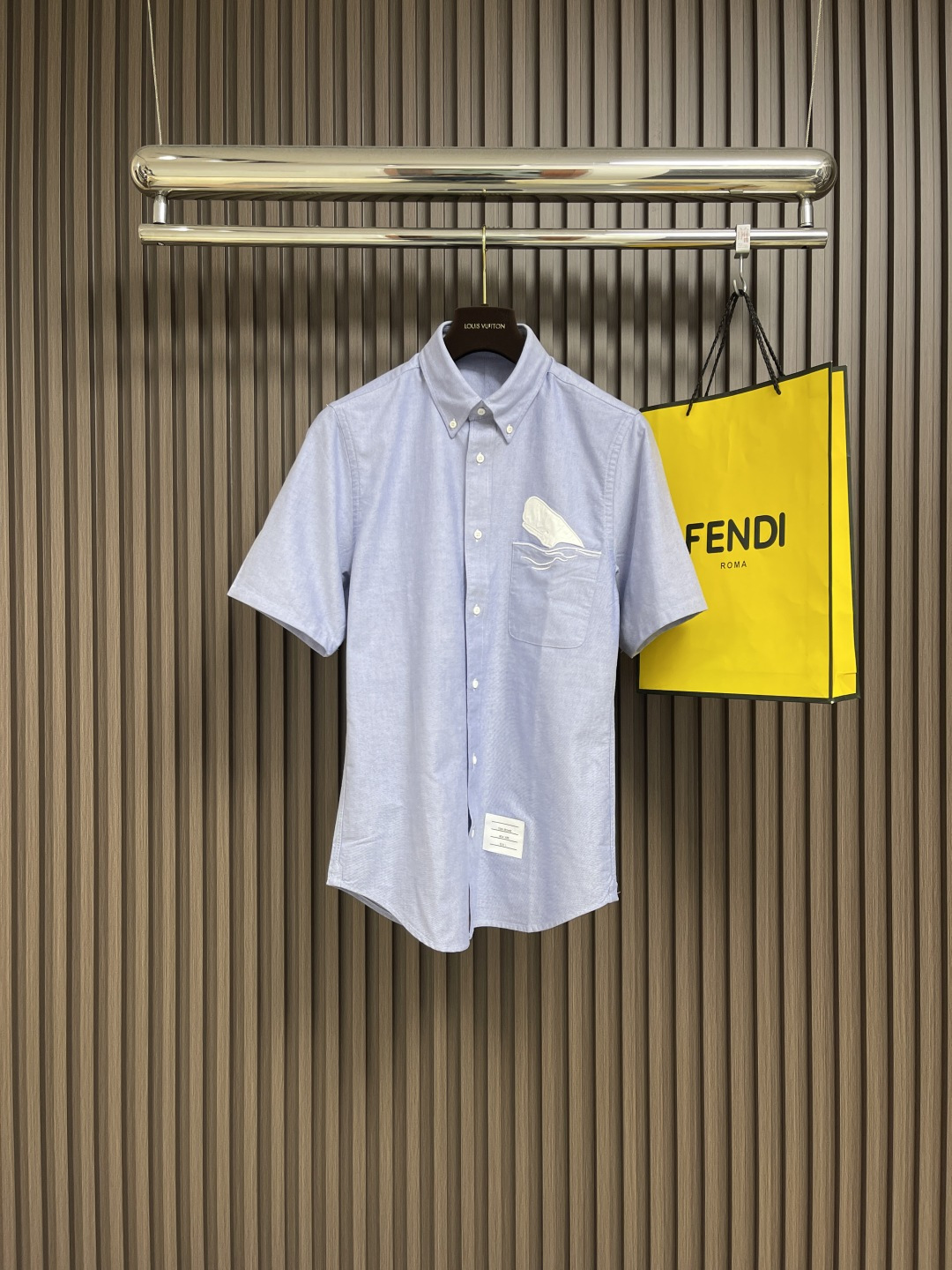 NO:127777,thom browne TB new whale embroidered casual short-sleeved shirt imported original technology fabric, soft and comfortable, comfortable and breathable on the upper body, and a unique design style. Whether worn alone or matched, it is a versatile item, demonstrating the personality of young people. The original auxiliary materials are of extremely high grade and are very handsome on the upper body!  Size S-XXL S S S shoulder width 44 bust 105 rear medium length 77 sleeve length 22 M S shoulder width 45 bust 109 rear medium length 78 sleeve length 23 L S shoulder width 46 bust 113 rear medium length 79 sleeve length 24 XL Shoulder width 47 bust 117 rear medium length 80 sleeve length 25 XXL Shoulder width 48 bust 121 rear medium length 81 sleeve length 26,,shirts,T-shirt,alexander wang19860909thom browne TB 新品鲸鱼刺绣休闲短袖衬衫 进口原版科技面料,柔软舒适,上身舒适透气,独特设计风格,无论是单穿还是搭配,都是百搭单品,彰显了年轻人的个性,原版辅料,档次极高,上身帅气十足！尺码S-XXL S码肩宽44胸围105 后中长77 袖长22 M码肩宽45 胸围109 后中长78袖长23 L码肩宽46胸围113后中长79袖长24 XL码肩宽47 胸围117后中长80袖长25 XXL码肩宽48 胸围121 后中长81 袖长26,,shirts,T-shirt,alexander wang,Men's clothing