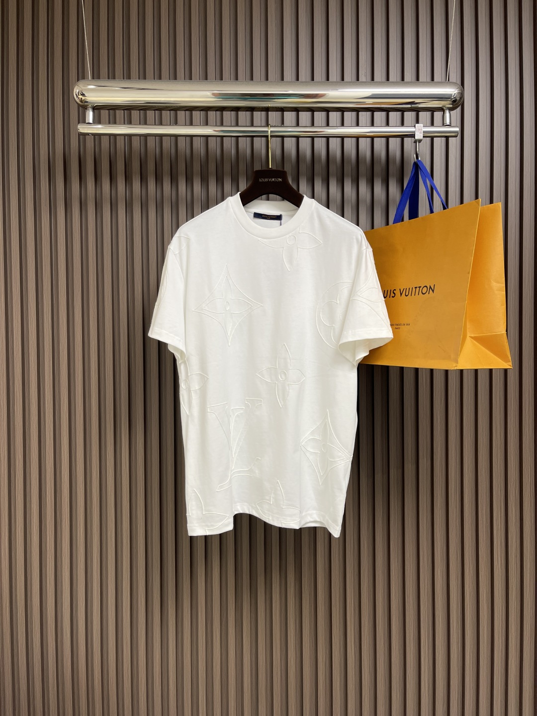 NO:130375,LV 2025ss new round neck short-sleeved T-shirt, with chain embroidery outlined the full monogram macro pattern, creating a rich texture for lightweight knitting, making it an elegant choice for the seasonal change. Size S-XL, louis vuitton, T-shirt, tees, t-shirt, alexander wang19860909LV 2025ss新款圆领短袖t恤,以链式刺绣勾勒全幅 monogram macro 图案,为轻盈质针织营造丰盈肌理,成就换季时节的闲雅之选.尺码S-XL,,louis vuitton,T-shirt,tees，t-shirt,alexander wang,Men's clothing